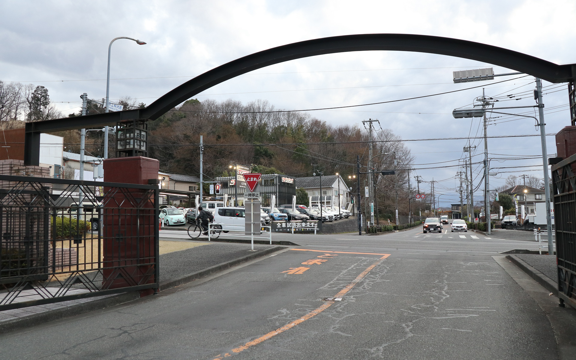 設定されたコースで最初の難関となる国道16号の右折ポイント。交差点のように見えるが、実際には手前側は大学の敷地で私有地となっているため信号機が設置されておらず、右折はセーフティドライバーがスイッチを押して指示する。自動運転スクールバスを定期運行するためには信号機が必須となるため、信号機を設置できないか八王子市と協議しているという