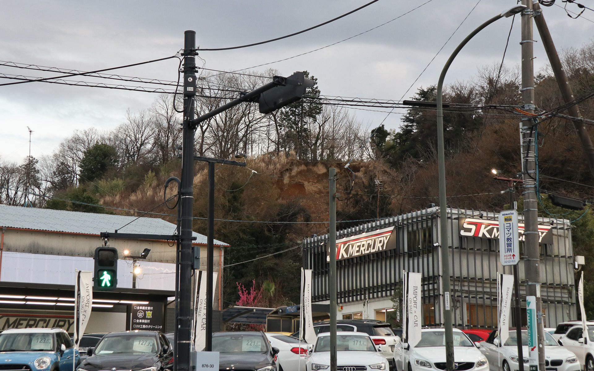 設定されたコースで最初の難関となる国道16号の右折ポイント。交差点のように見えるが、実際には手前側は大学の敷地で私有地となっているため信号機が設置されておらず、右折はセーフティドライバーがスイッチを押して指示する。自動運転スクールバスを定期運行するためには信号機が必須となるため、信号機を設置できないか八王子市と協議しているという