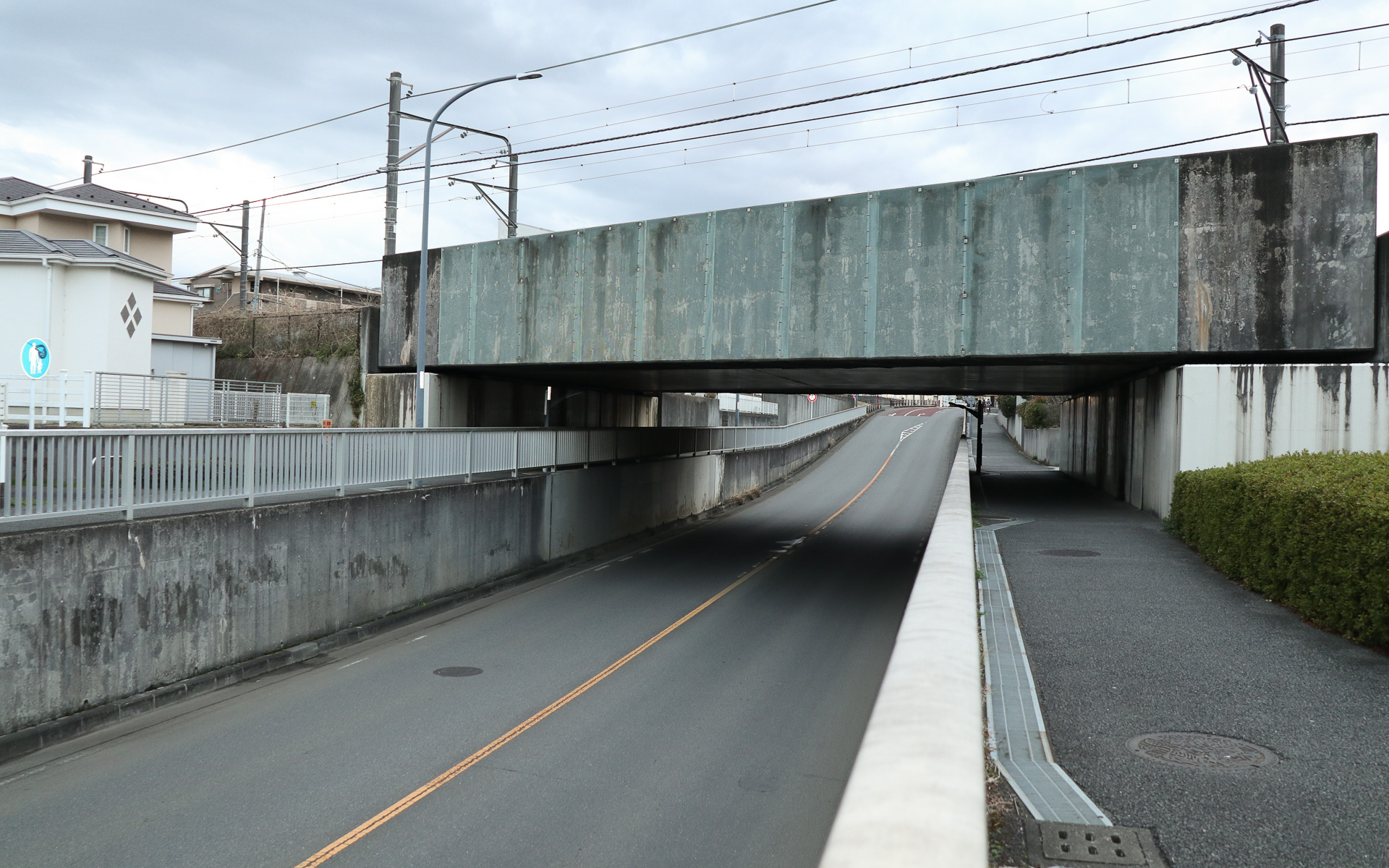 コース内に1か所だけあるJR・横浜線のアンダーパス。GPSの受信が不安定になり、ほかのセンサー情報でのサポートが重要になる