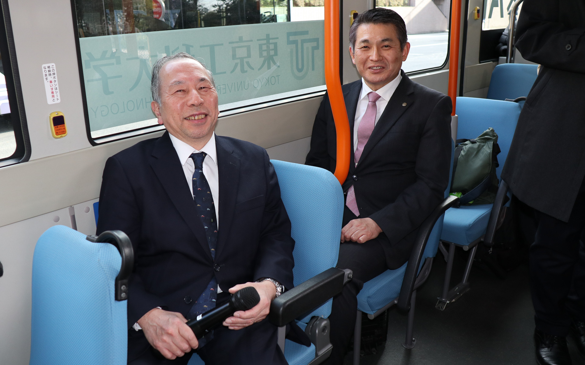 初宿市長も須田教授からの解説を受けながら自動運転を体験