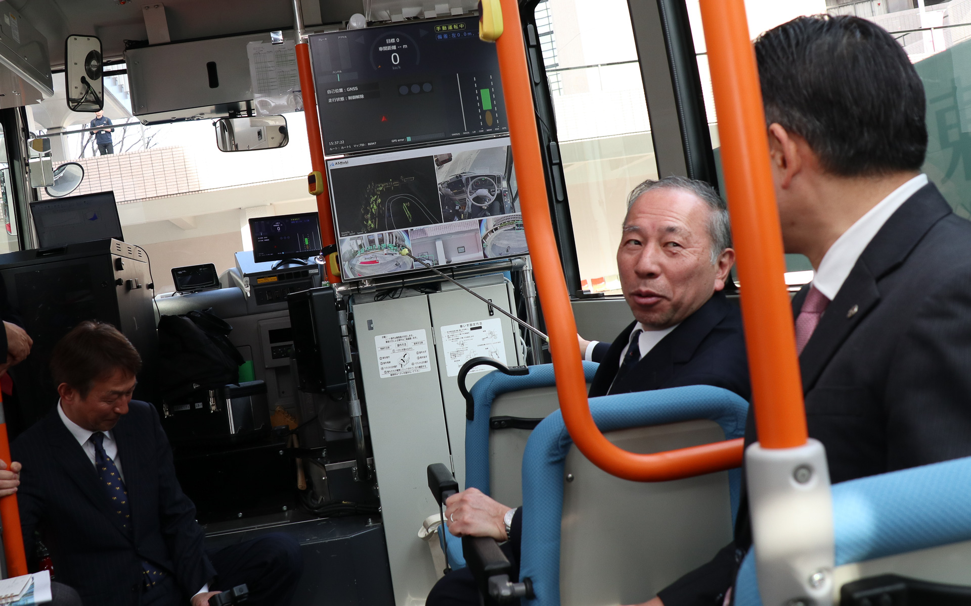 初宿市長も須田教授からの解説を受けながら自動運転を体験