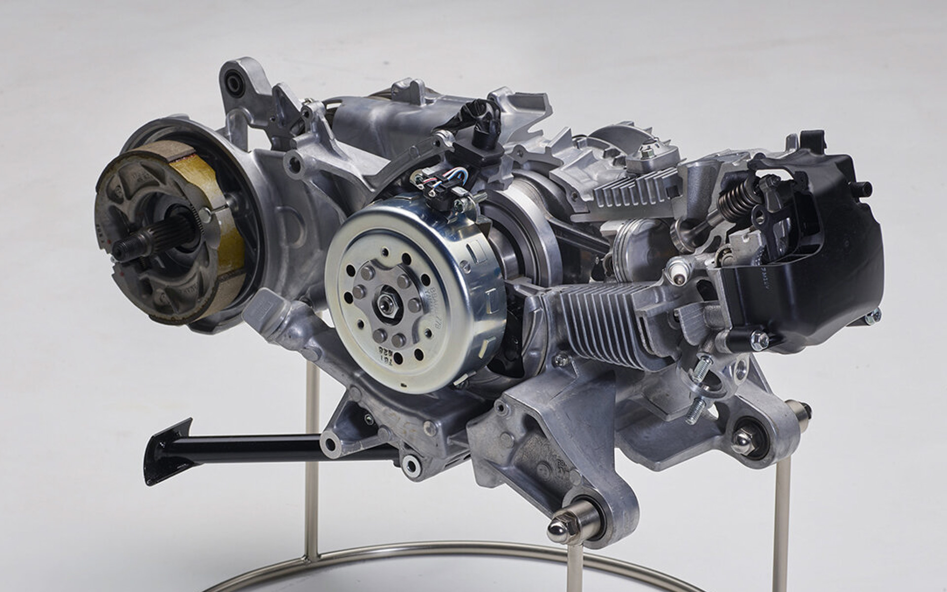 エンジン始動用モーターとジェネレータの機能を一体化した「SMG（スマートモータージェネレーター）」を搭載した「Smart Motor Generator System」の採用