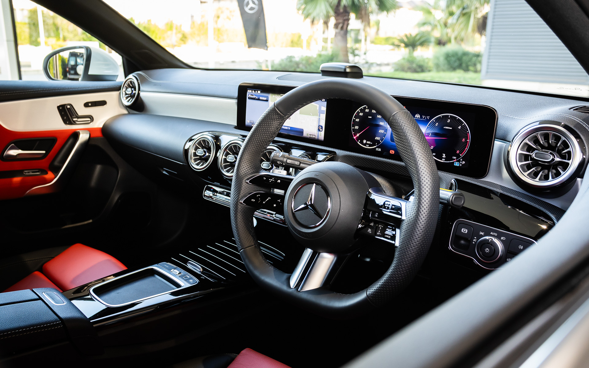 「A 200 d Urban Stars」のインテリア。Urban Starsでは従来モデルで有償オプションとなっていた「AMGラインパッケージ」「AMGレザーエクスクルーシブパッケージ」を標準装備している