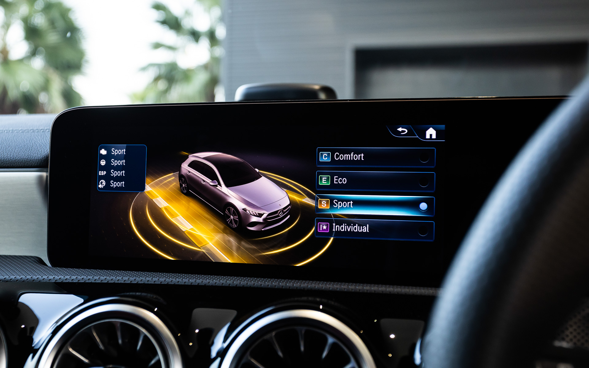 「A 200 d Urban Stars」のインテリア。Urban Starsでは従来モデルで有償オプションとなっていた「AMGラインパッケージ」「AMGレザーエクスクルーシブパッケージ」を標準装備している