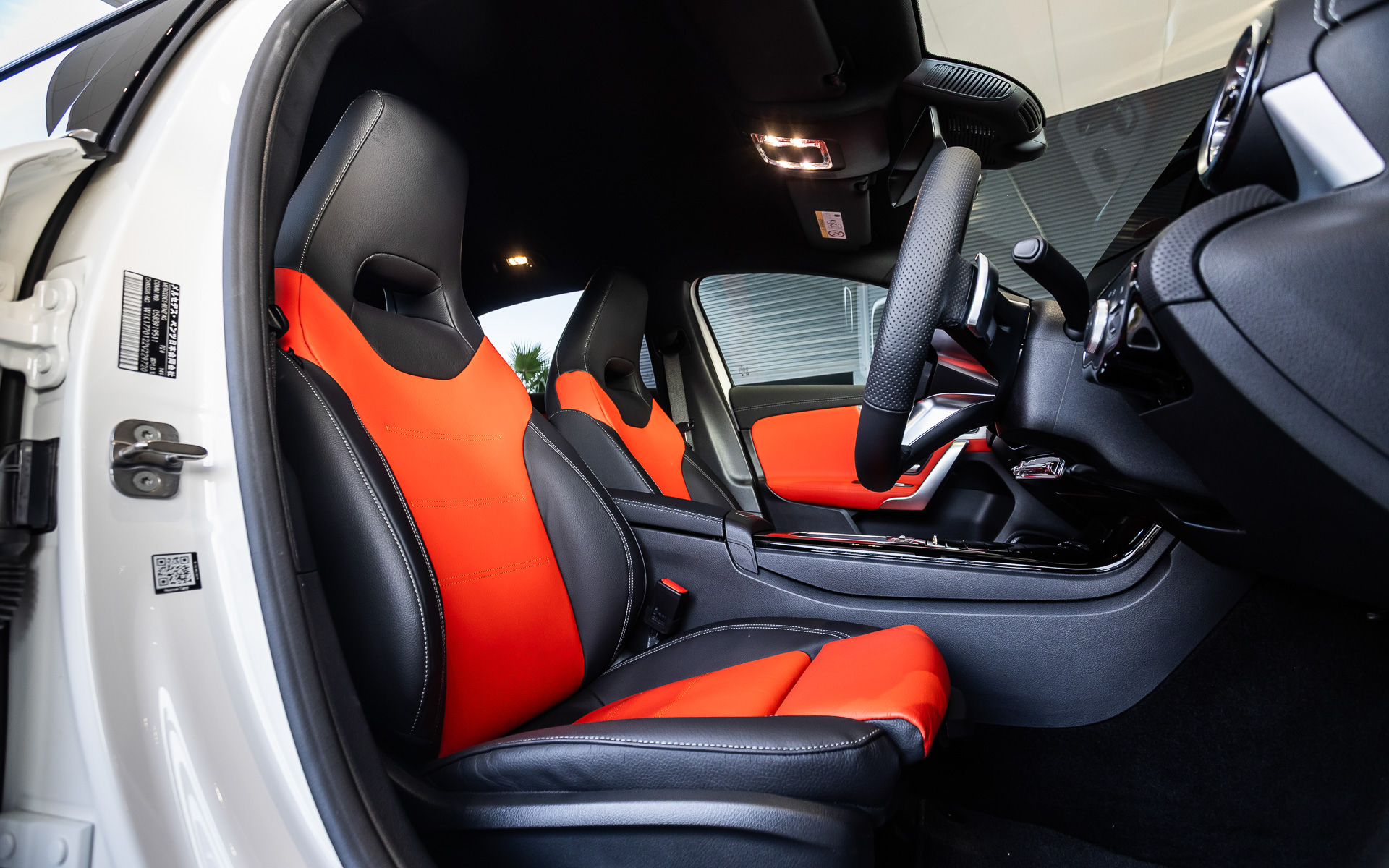 「A 200 d Urban Stars」のインテリア。Urban Starsでは従来モデルで有償オプションとなっていた「AMGラインパッケージ」「AMGレザーエクスクルーシブパッケージ」を標準装備している