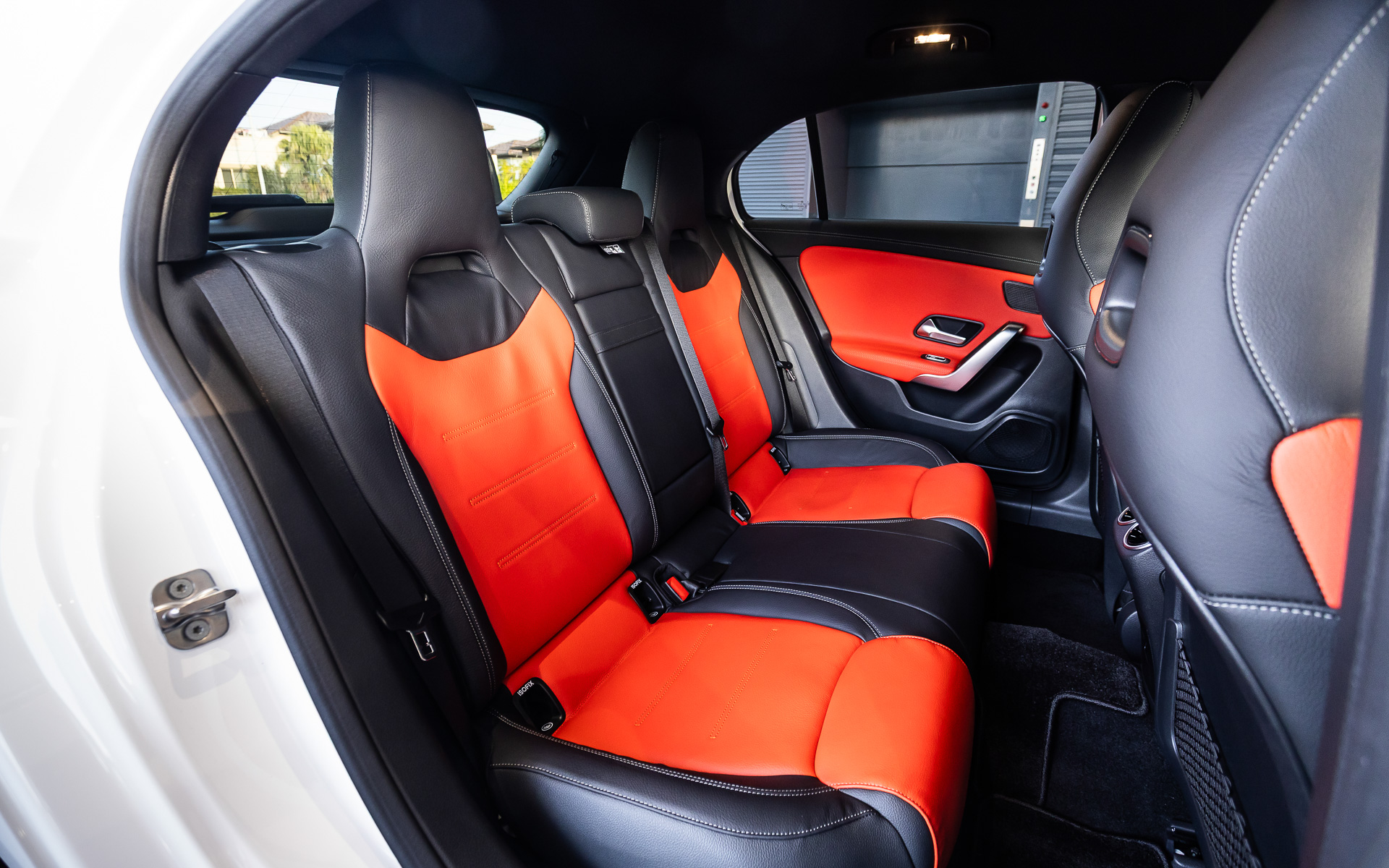 「A 200 d Urban Stars」のインテリア。Urban Starsでは従来モデルで有償オプションとなっていた「AMGラインパッケージ」「AMGレザーエクスクルーシブパッケージ」を標準装備している