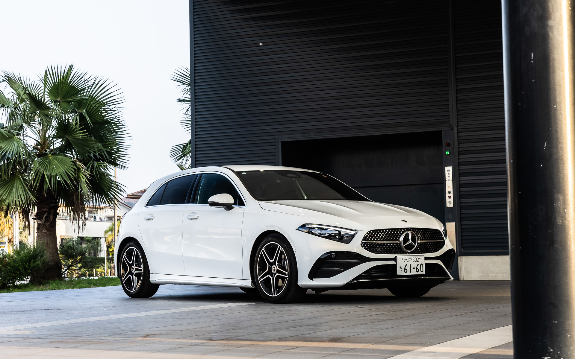 2025年6月に発売された「A 200 d Urban Stars」。「Urban Stars」はこれまでコンパクトモデルオーナーに好評だった装備の多くを標準化し、装備レベルの充実を図るとともに、標準仕様の装備を向上させながら従来モデルと比較して魅力的な価格を実現させた1台。「マルチビームLEDヘッドライト」や「アダプティブハイビームアシスト・プラス」などの運転支援機能を標準装備し、価格は588万円