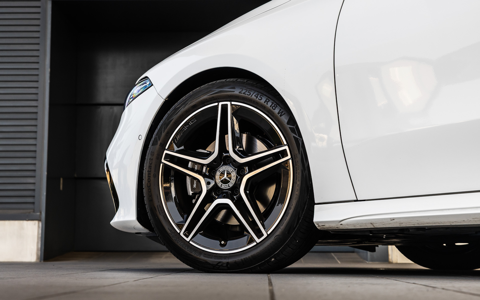 足下は18インチホイールにコンチネンタルのハイパフォーマンス・エコタイヤ「EcoContact 6」（225/45R18）をセット