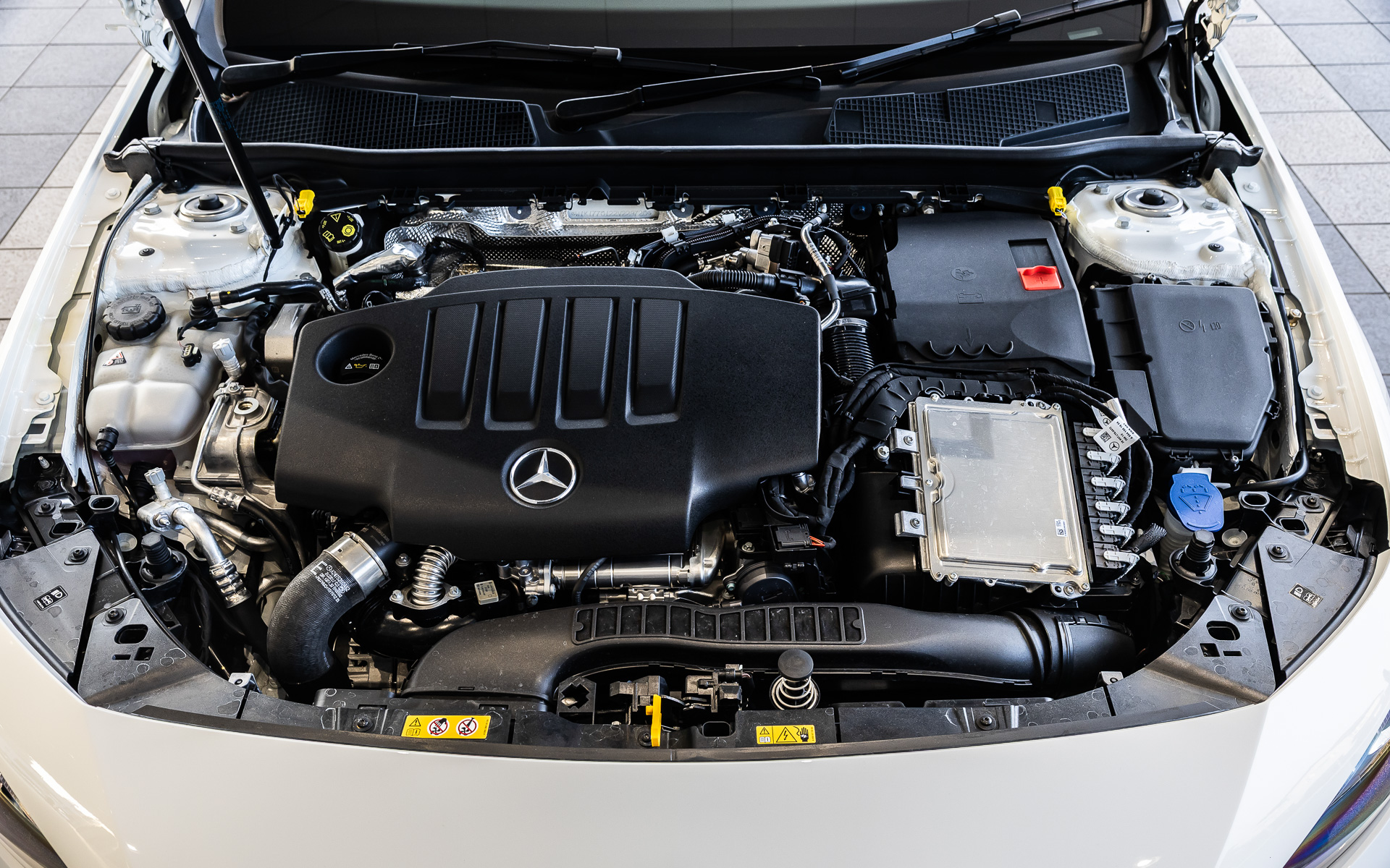 A 200 d Urban Starsが搭載する直列4気筒2.0リッターディーゼルターボエンジンは、最高出力110kW（150PS）/3400-4400rpm、最大トルク320Nm/1400-3200rpmを発生。これに8速ATを組み合わせ、WLTCモード燃費は19.1km/Lとなっている