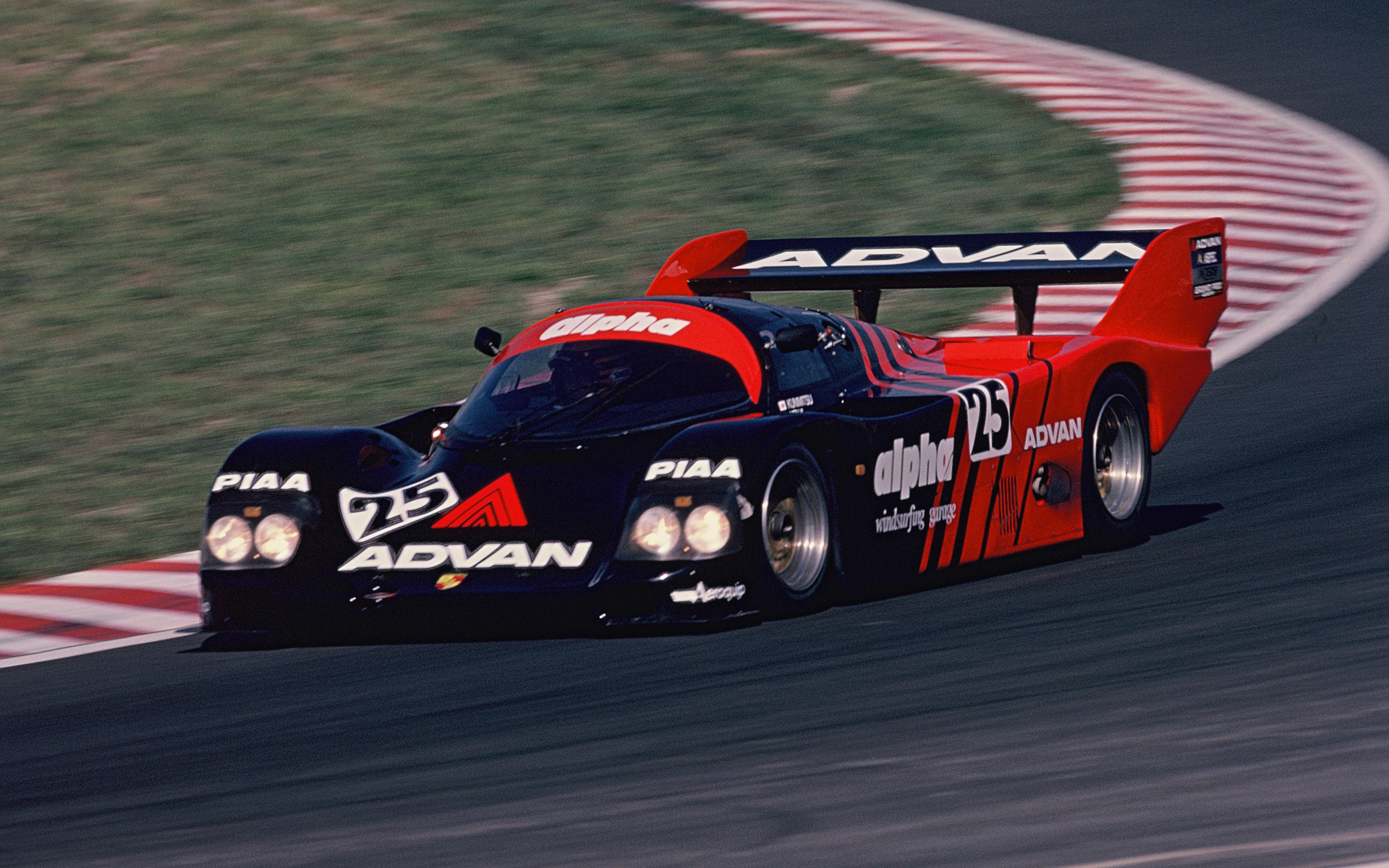 故・高橋国光選手が1985〜87年（写真左）、89年（写真右）に全日本チャンピオンに輝いた2台のアドバン・アルファ962C