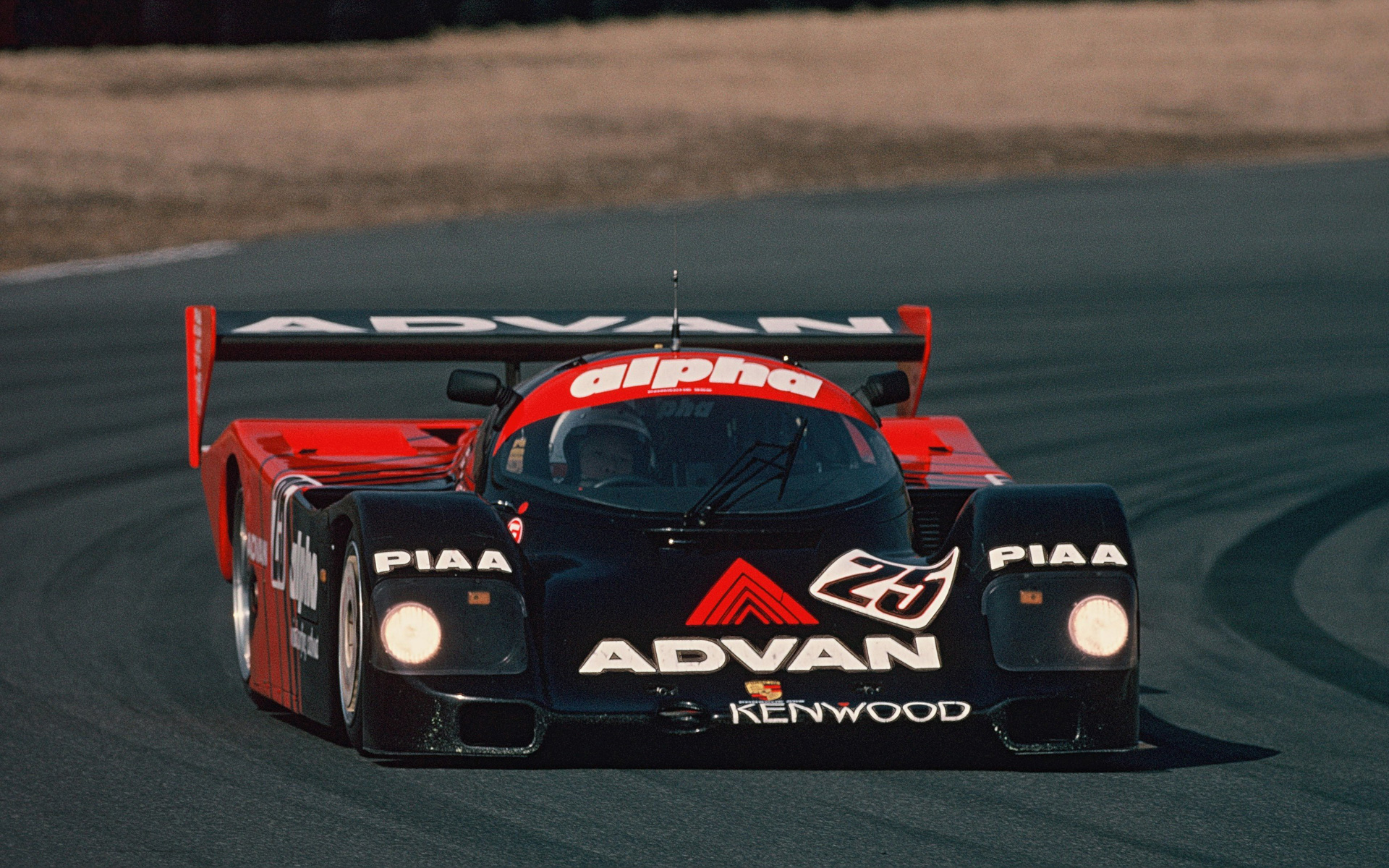 故・高橋国光選手が1985〜87年（写真左）、89年（写真右）に全日本チャンピオンに輝いた2台のアドバン・アルファ962C