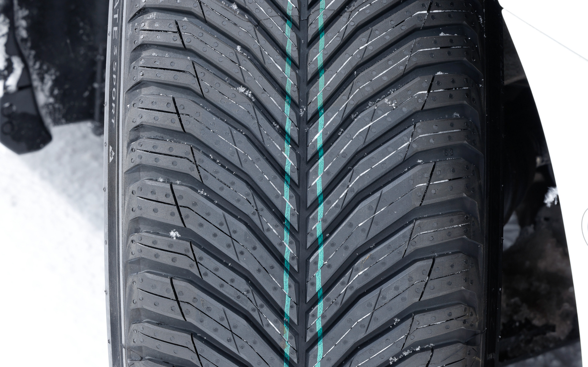 こちらは18インチ～21インチの全31サイズを用意するオールシーズンカテゴリー初となるスポーツ性能を備えた「CROSSCLIMATE 3 SPORT」。こちらも排水性・排雪性向上のためVシェイプトレッドパターンにセンターグルーブを採用。新開発されたトレッドコンパウンドによりクロスクライメート初のウェットラベリング「a」を獲得し、転がり抵抗ラベリングは「A」を確保。スポーツタイヤに匹敵する高速安定性とハンドリング性能を備えた