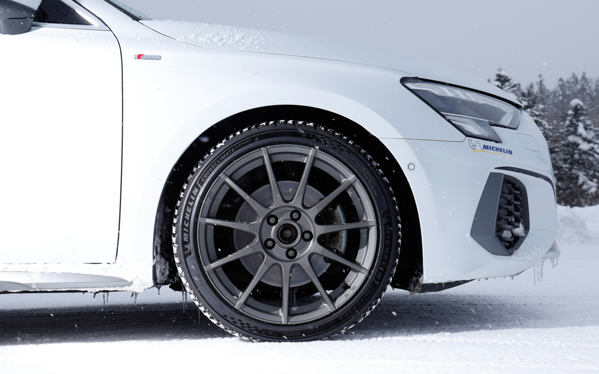 こちらは18インチ～21インチの全31サイズを用意するオールシーズンカテゴリー初となるスポーツ性能を備えた「CROSSCLIMATE 3 SPORT」。こちらも排水性・排雪性向上のためVシェイプトレッドパターンにセンターグルーブを採用。新開発されたトレッドコンパウンドによりクロスクライメート初のウェットラベリング「a」を獲得し、転がり抵抗ラベリングは「A」を確保。スポーツタイヤに匹敵する高速安定性とハンドリング性能を備えた