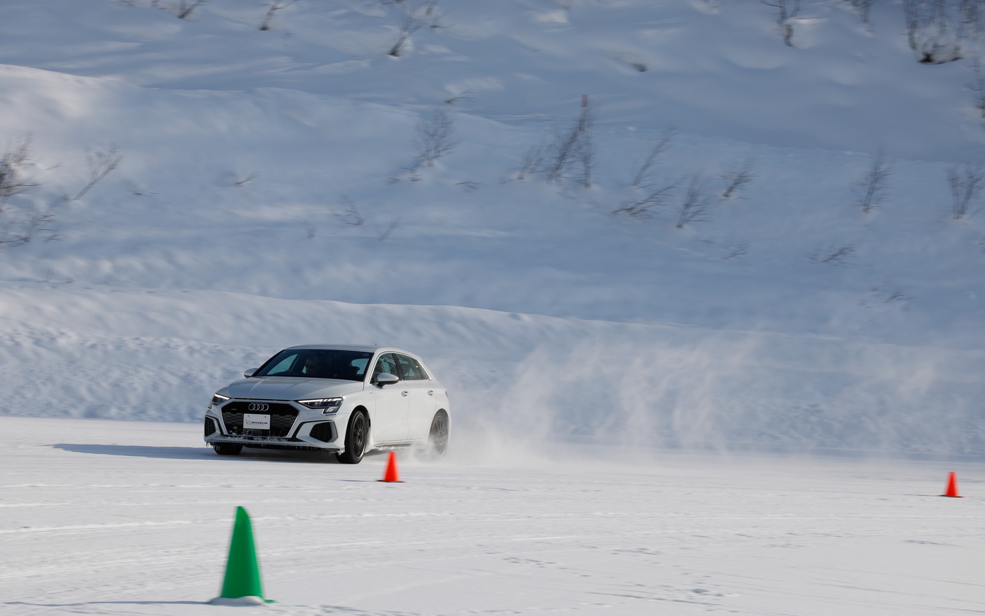 雪上旋回試験場では旧製品の「CROSSCLIMATE2」とスタッドレスタイヤの「X-ICE SNOW」にも乗り、その違いを体感