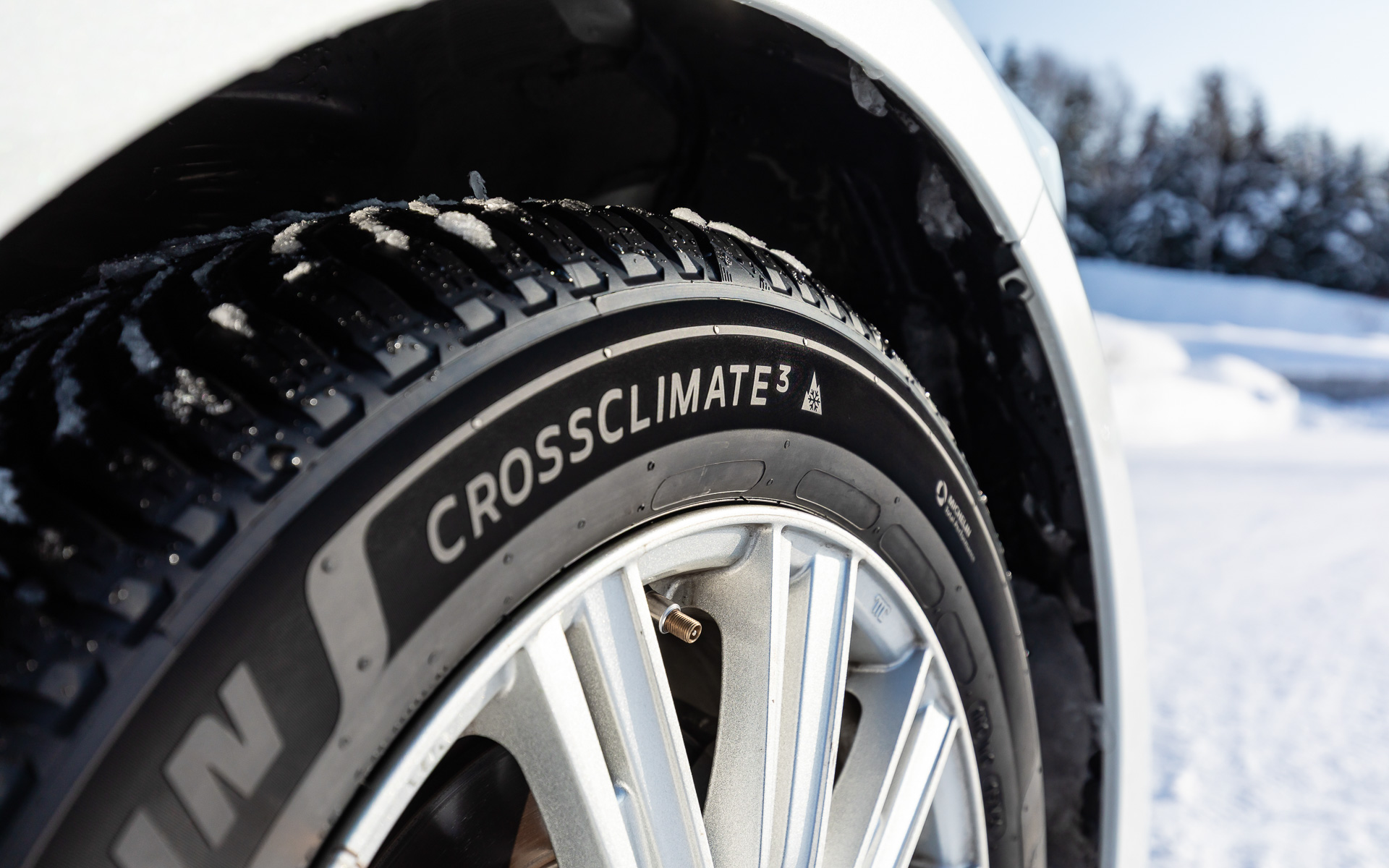 16インチから20インチの全36サイズを展開する「CROSSCLIMATE3」。排水性、排雪性向上のため、Vシェイプトレッドパターンにセンターグルーブを新採用。従来品よりもブロック幅をより細かくすることでブロックピッチを増やし、接地面内のブロックエッジを増加させ、スノーグリップ性能の向上を図った。タイヤラベリング制度ではシリーズ初の転がり抵抗性能「AA」と「A」を獲得（AA:36サイズ中10サイズ、A:36サイズ中26サイズ）、ウェットグリップ性能は「b」を獲得している