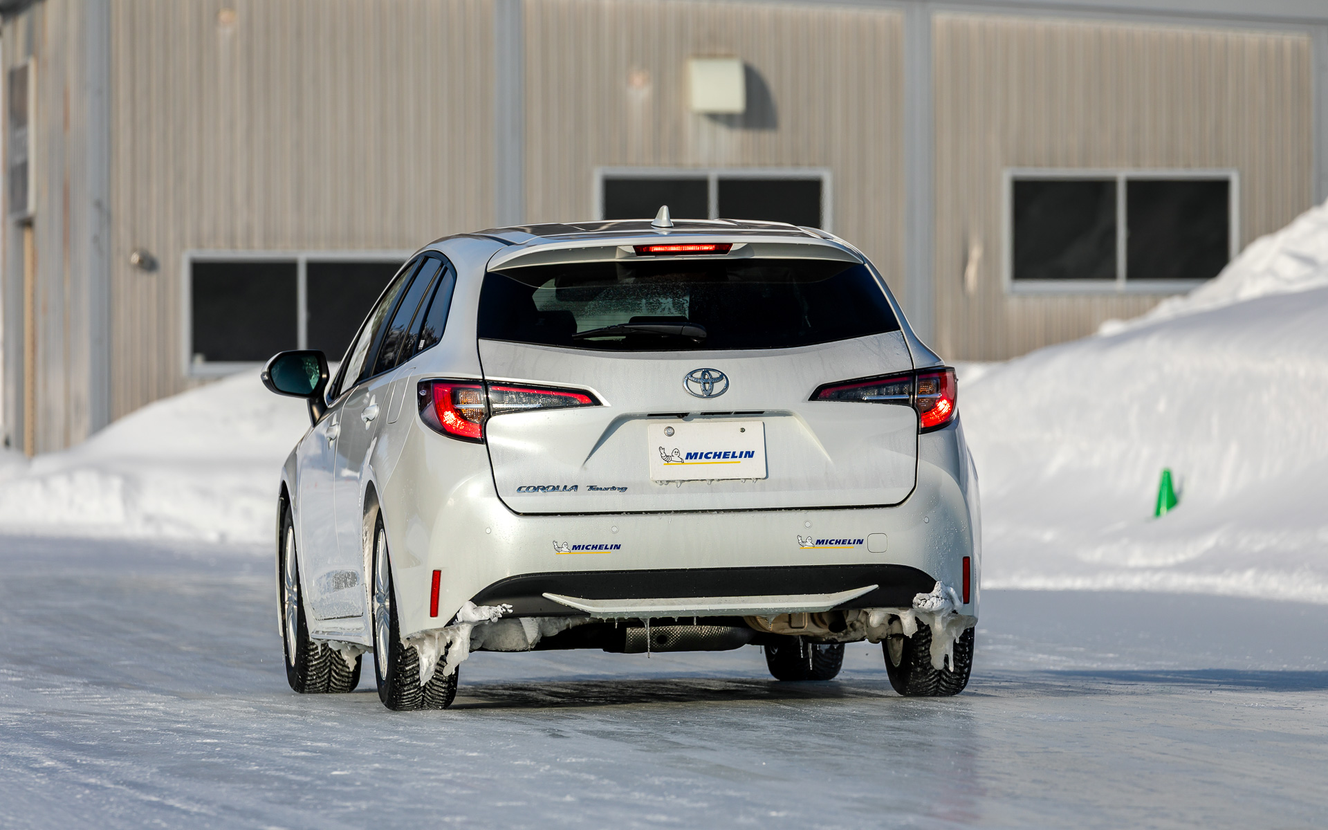 氷上ブレーキでは30km/hくらいまで加速したところからフル制動。一世代前のスタッドレスタイヤといった感覚で止まることができた