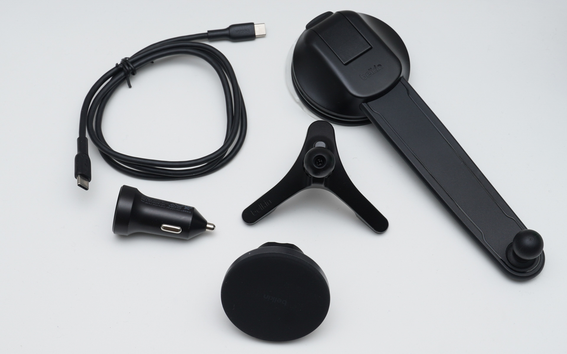 BoostCharge マグネット式車載ワイヤレス充電器（吹き出し口およびダッシュボード設置）に入っているもの