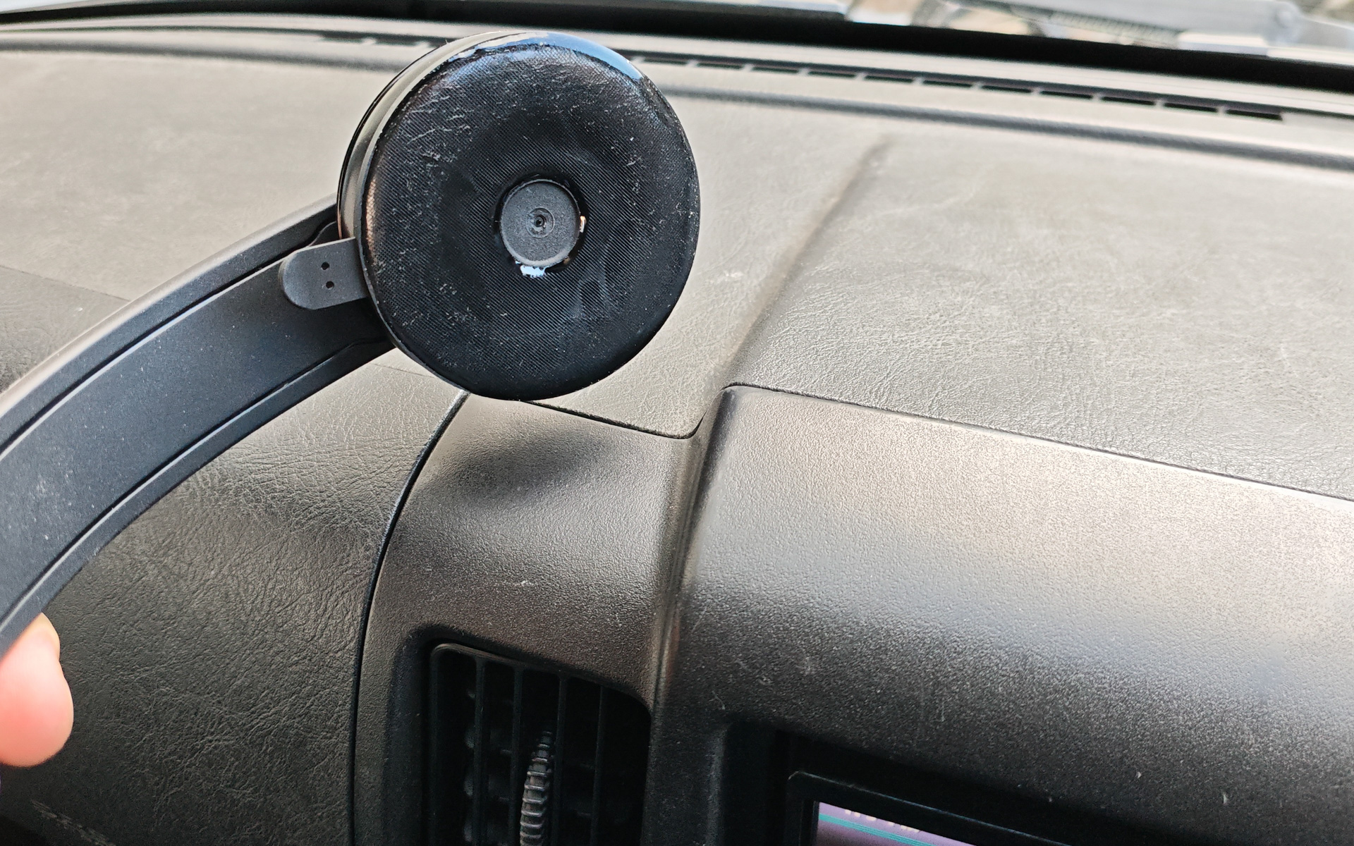 ゲル状の吸盤でダッシュボードに貼り付ける