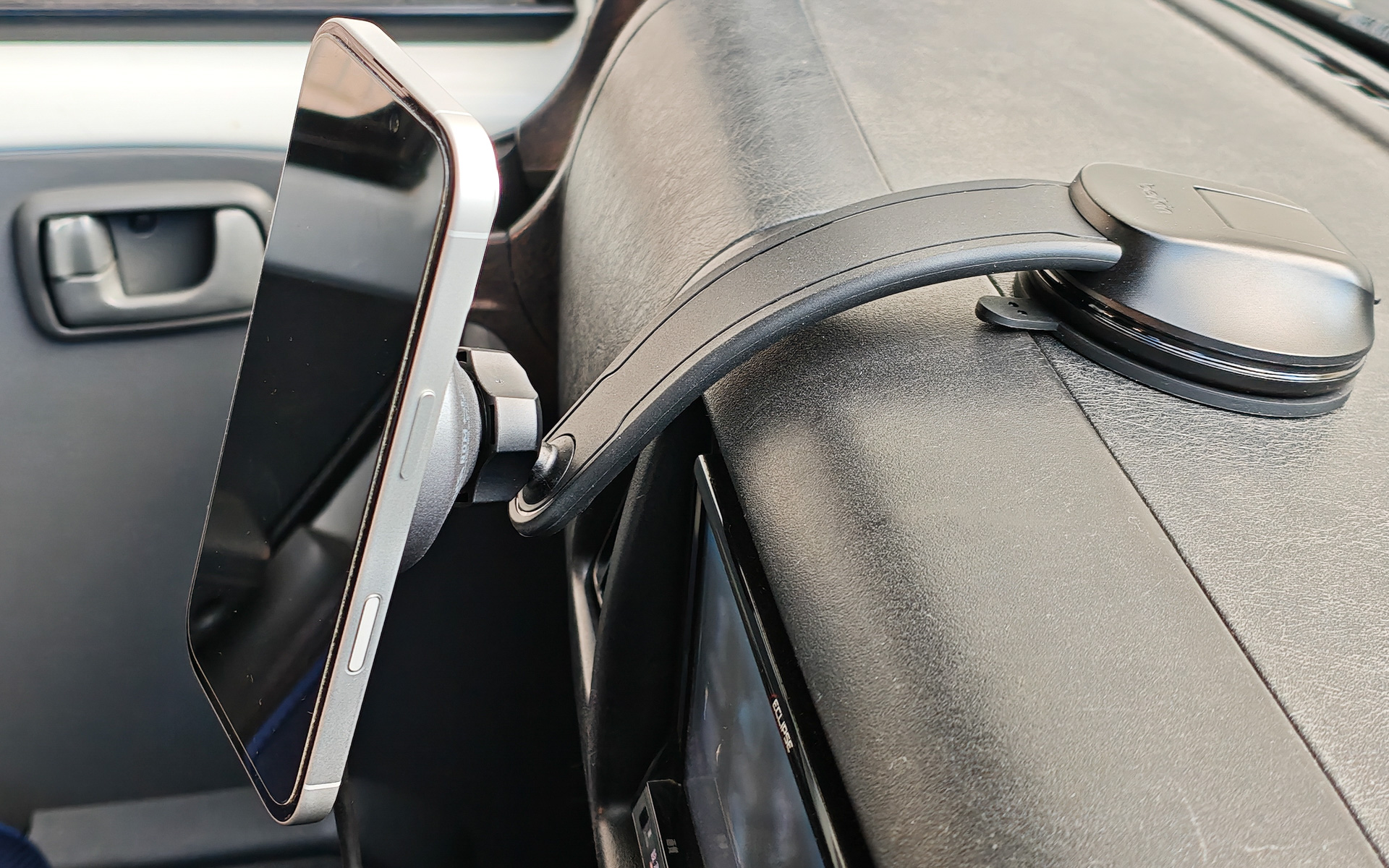 装着状態。アームは力を入れて曲げて合わせる