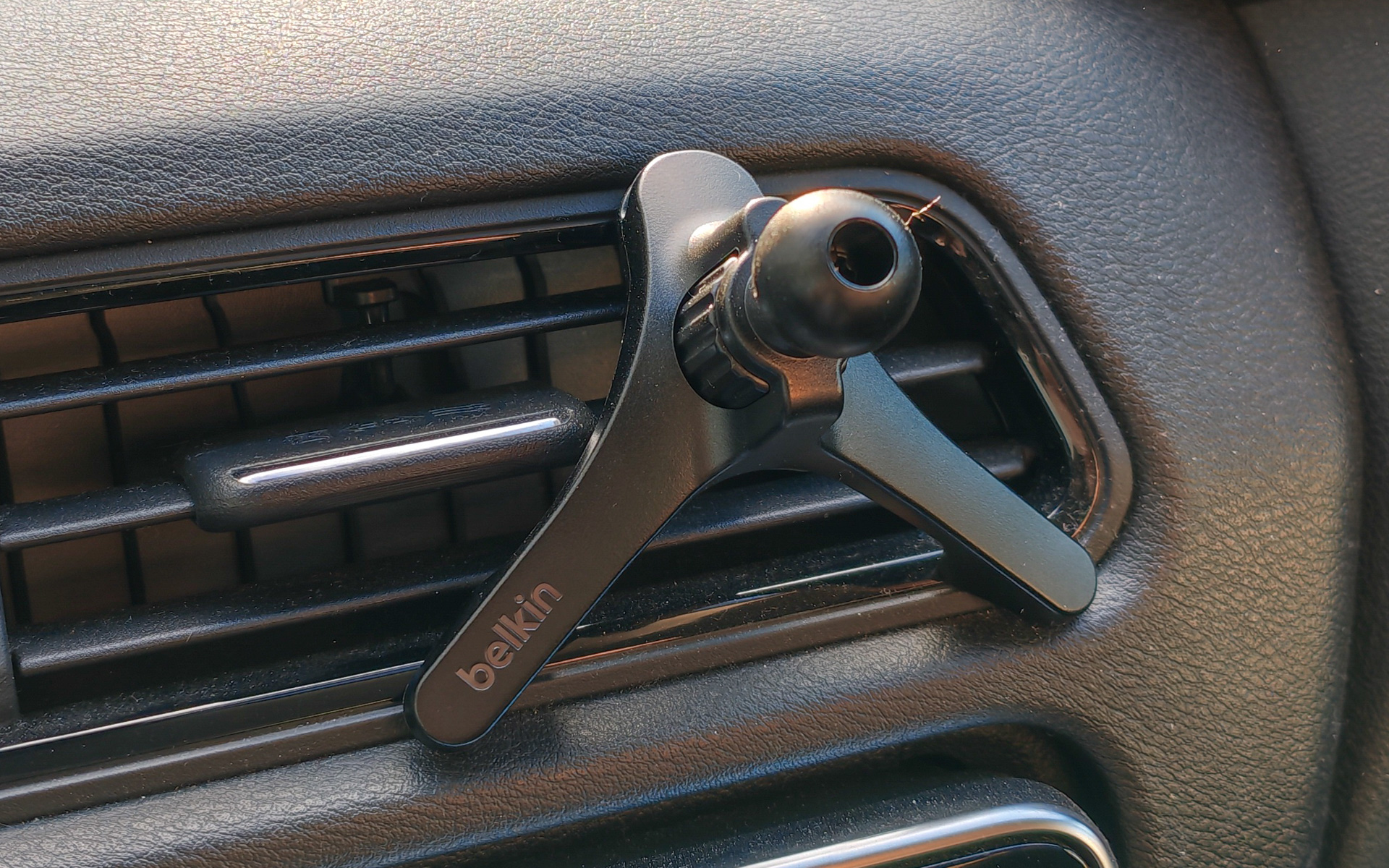 エアコン吹き出し口のルーバーに取り付けたところ