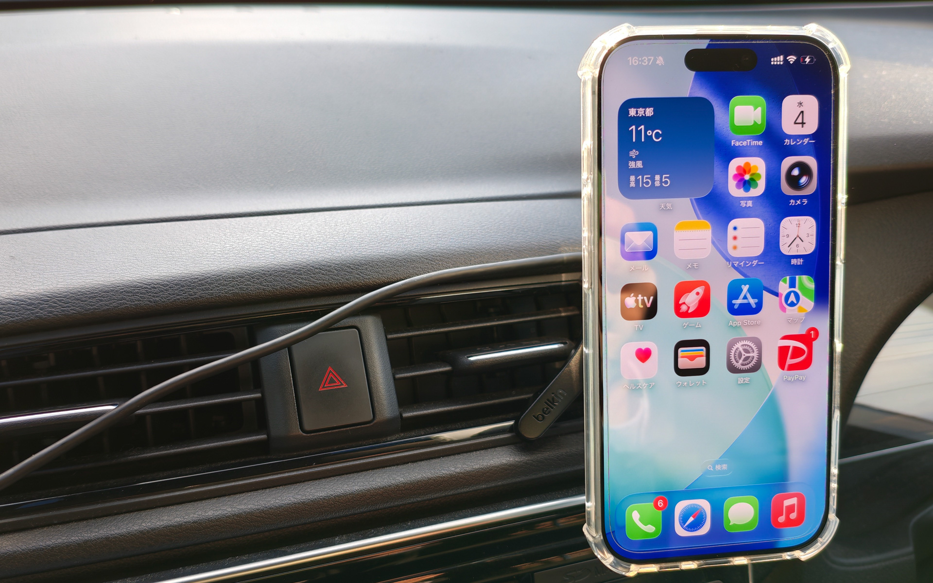 iPhone 17にケース付きで取り付け、充電も開始した。ただしケース付きの場合は吸着がだいぶ弱くなるので落下の危険性がある