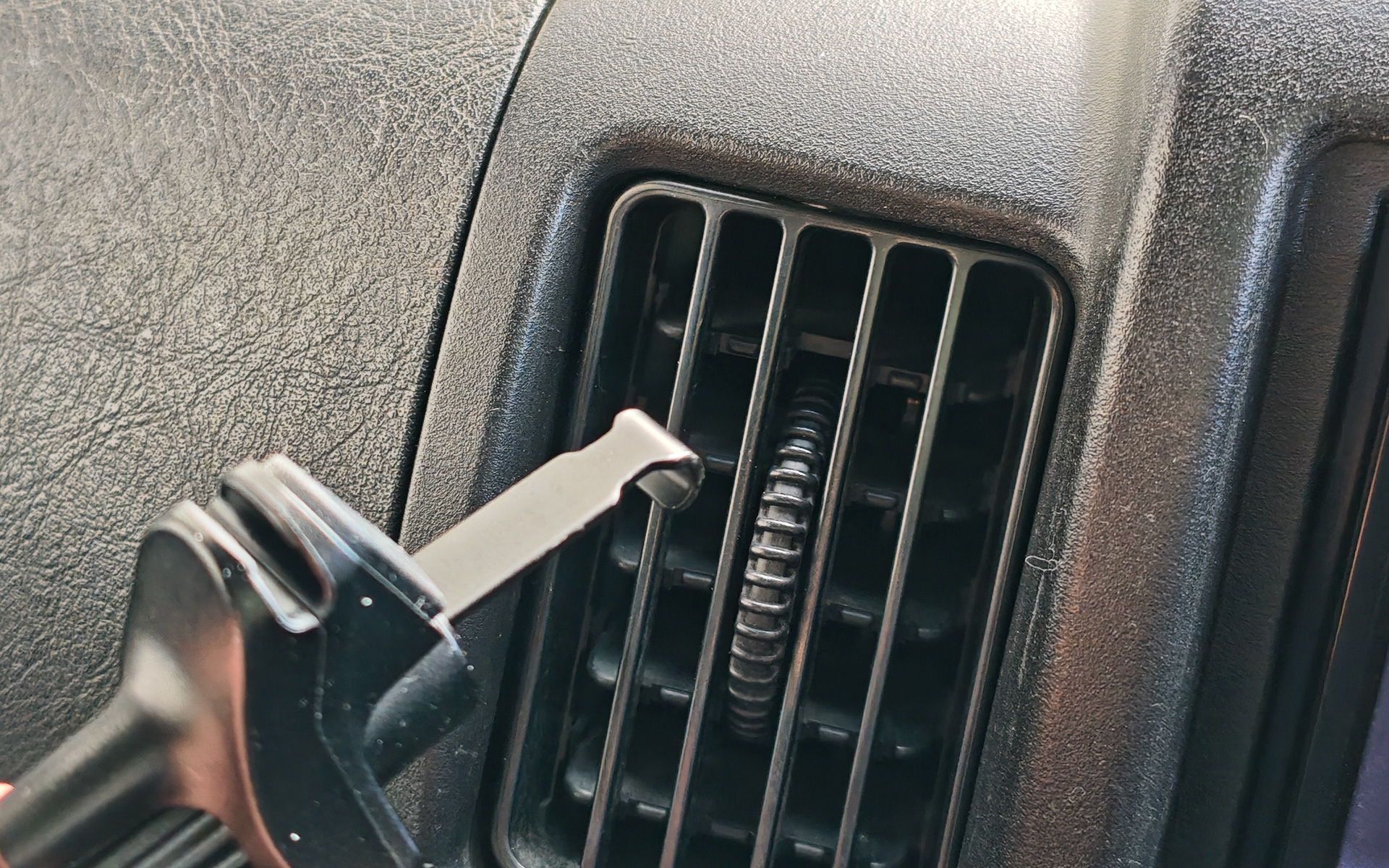 吹き出し口の形状によっては装着できない。垂直方向のルーバーの間隔が狭すぎで入らない。縦にしようとすると、今度はルーバーの位置が手前すぎてロックできない