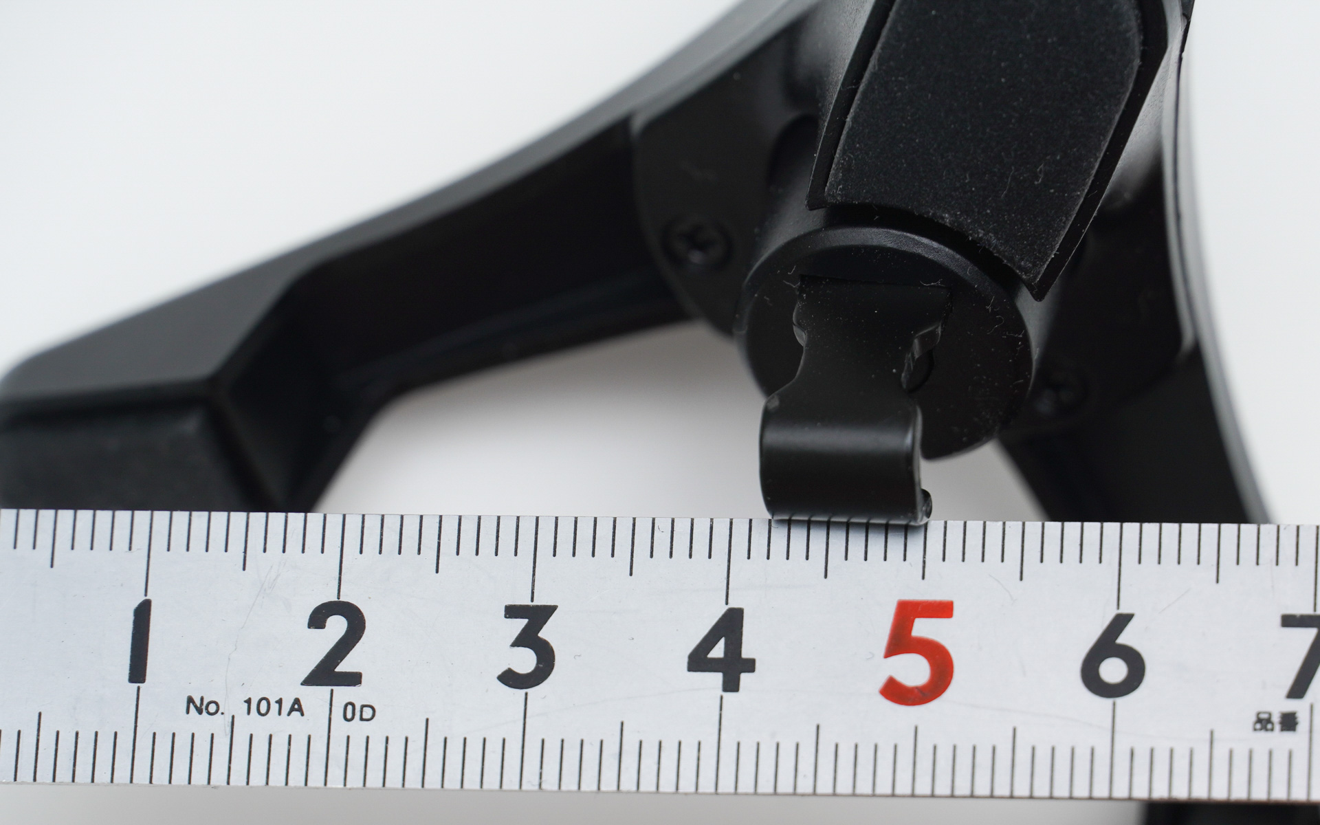 ルーバーに引っかける部分の幅は実測で8mm