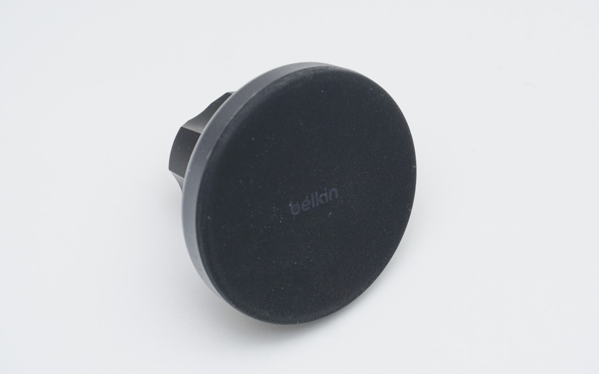 ワイヤレス充電のヘッド部分。小型でシンプルな形状