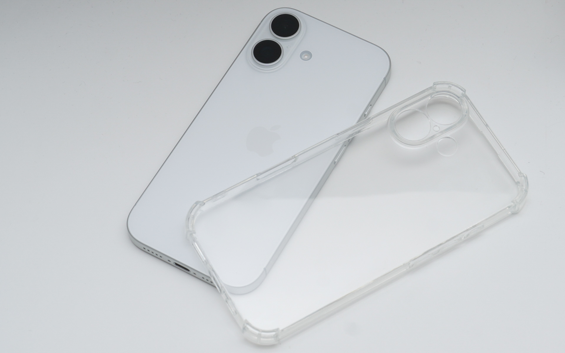 一般的な四隅にエアバンパーの付いたiPhone用クリアケース