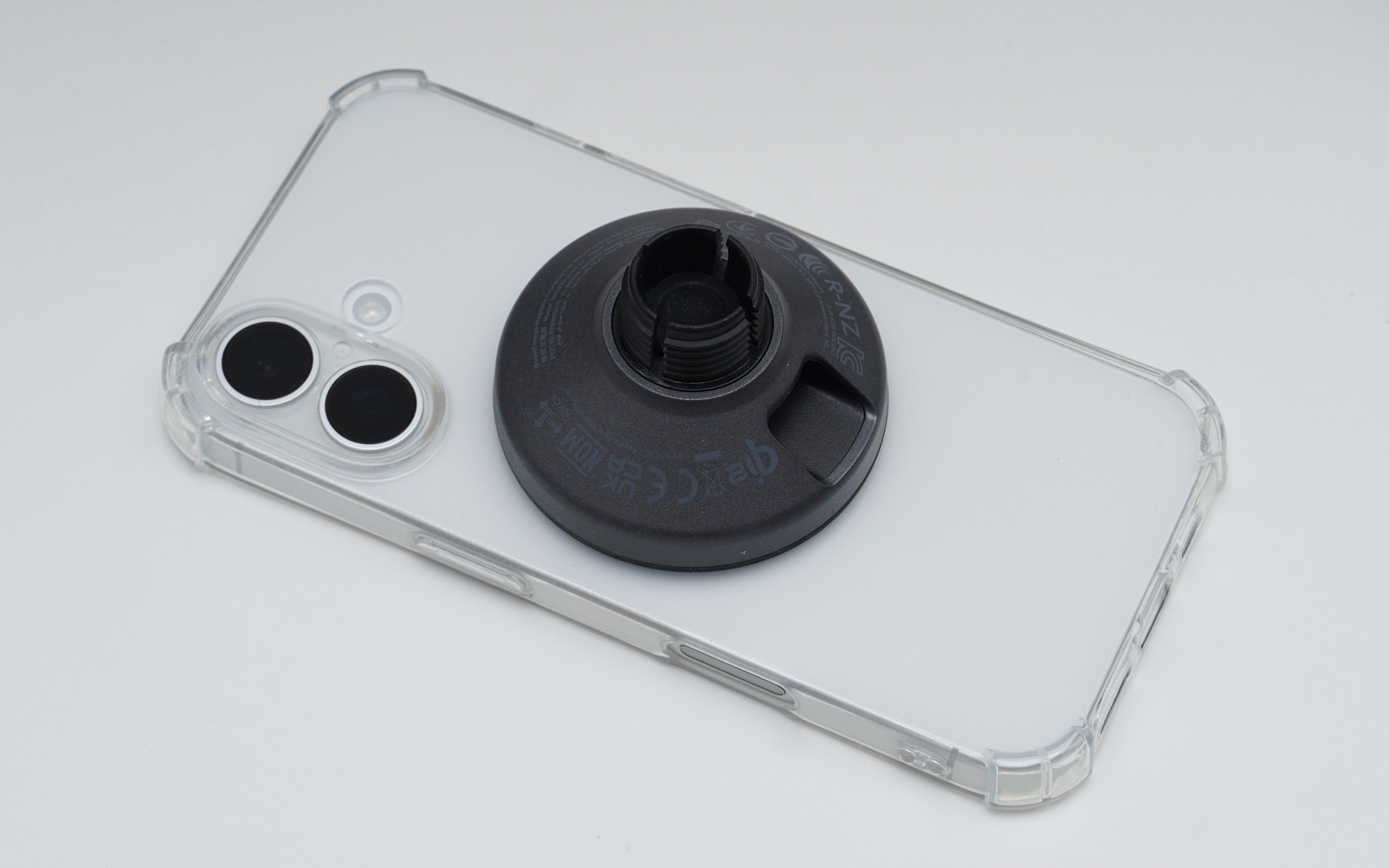 吸着はするものの力は弱い。激しい揺れでは落下の可能性がある。ケースを使いたい場合はマグネット入りのものを選ぶことが必要になる