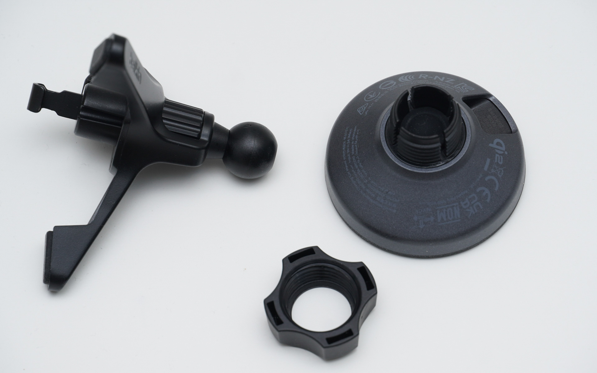 ヘッド部分は工具なしでネジを外すと取り外せる。先端のボールはスマートフォンのホルダーでは一般的な直径17mm