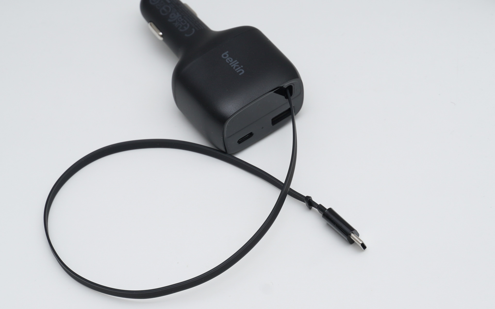 ちなみに、ベルキンからはケーブル巻き取り式USB充電器「BoostCharge カーチャージャー75W（巻き取り式ケーブル付き）」も登場した。こちらのUSB Type-C出力をワイヤレス充電に使えば、1つのDCソケットから一方をワイヤレス、もう一方をケーブル接続で複数同時に充電することができる。巻き取りケーブルの出力が最も大きく45Wクラスの超高速充電にも対応する