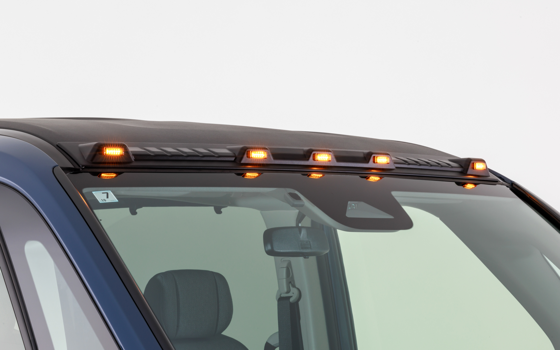 ルーフに貼り付けて配線をカプラーオンするだけの簡単装着で、ワイルドさを加えつつクロカンらしいたたずまいを付与する「デューリーマーカーマウント」は5万2800円。常時点灯でも車検に対応する