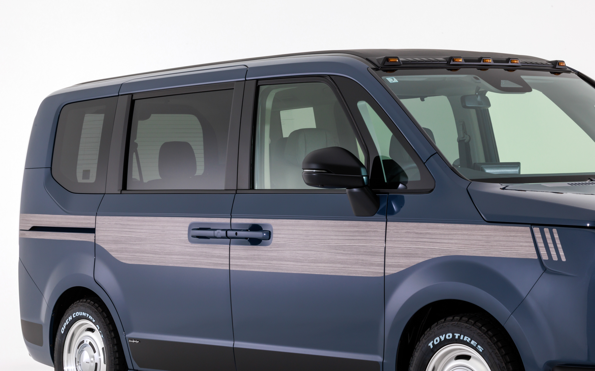 クルマ全体の印象を大きく変えるデカールの「ウッドストライプ」は10万8900円。上品な色合いが落ち着いたサイドビューを演出してくれる