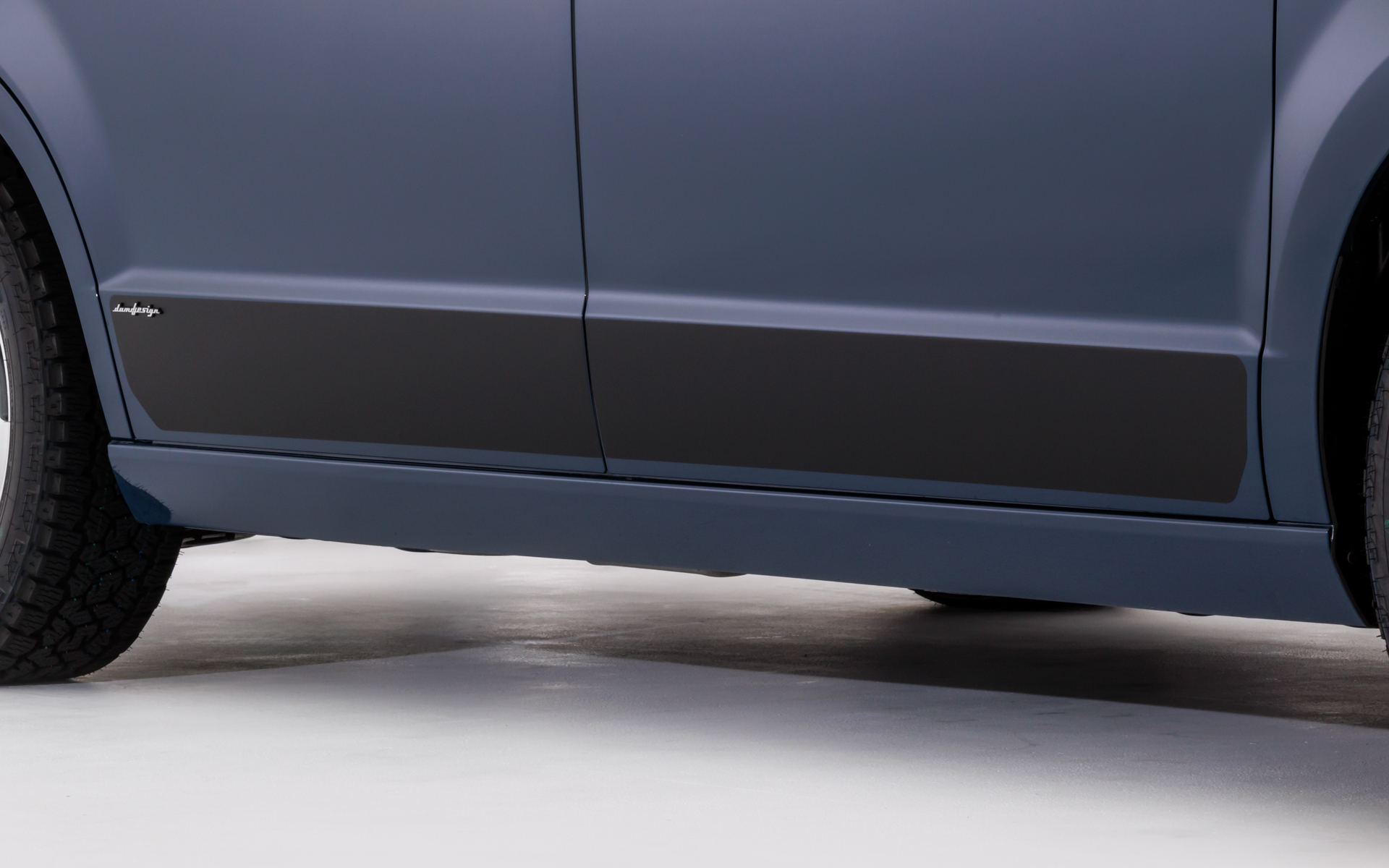 フェイスチェンジキットからのつながりを整え、ボトムラインを引き締める「サイドロアデカール」は4万2900円