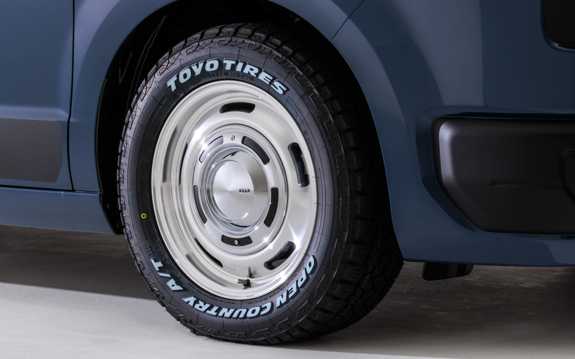 デモカー装着ホイールは「DEAN CROSS COUNTRY（16インチ×6.5J＋32）」で、トーヨータイヤの「オープンカントリーAT3（サイズ215/60R16）」を組み合わせる