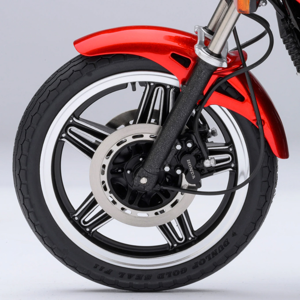 美しいキャンディレッドのボディカラーとグラデーション・ストライプも再現。セパハン（セパレートハンドル）、バックミラー、ライトやウィンカーのレンズカットも再現。