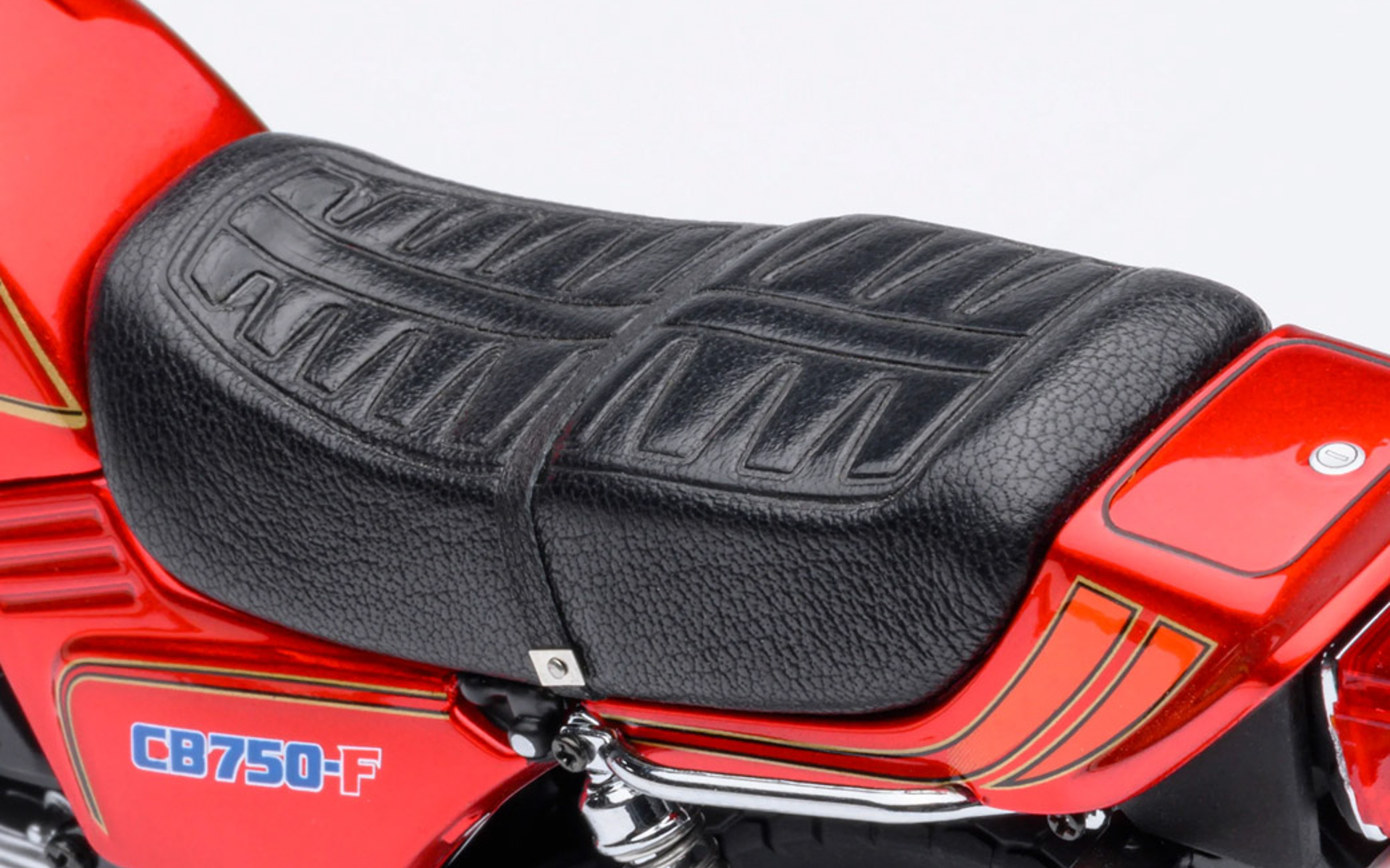 サスペンションは可動式、裏コムスターホイールとタイヤパターンも再現している。金属製ブレーキディスクはヘアライン仕上げとし、フロントスタビライザーやオイルクーラーも装備。センタースタンド・レスでサイドスタンドは可動式となっている