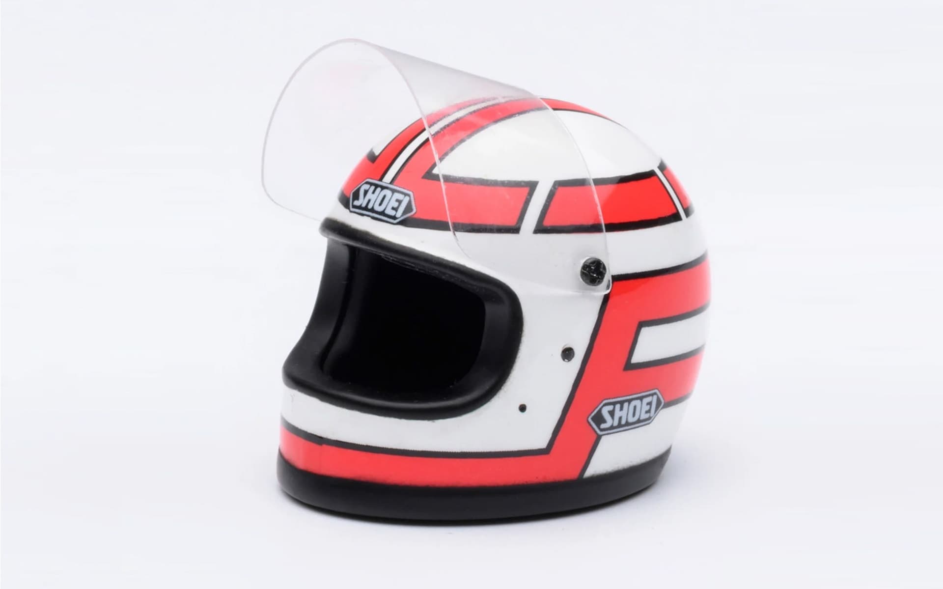 付属するグンヘル（巨摩 郡のヘルメット）はバイザーも可動する