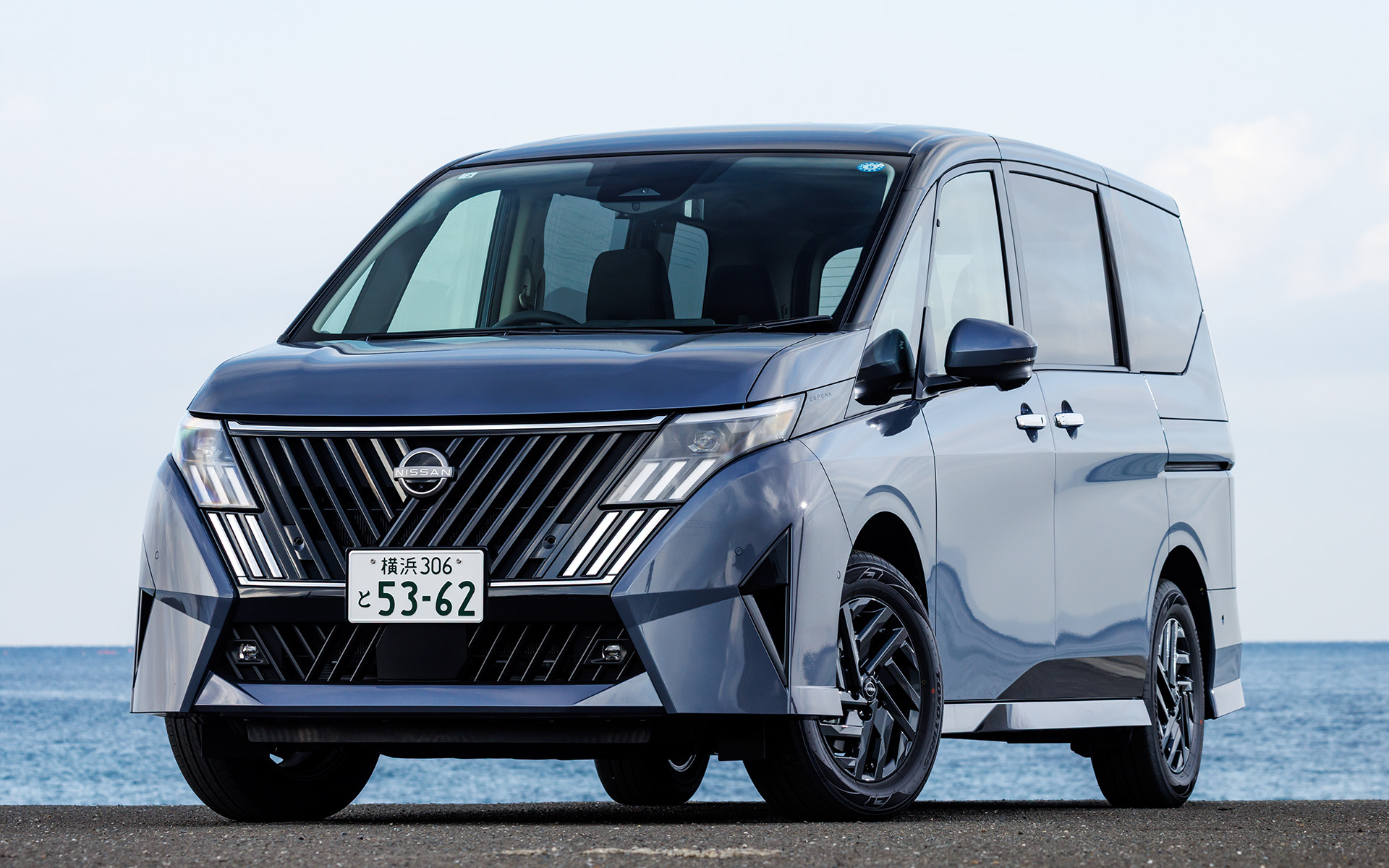 試乗車はセレナ e-4ORCE ハイウェイスターV。車両本体価格は414万1500円。新色ボディカラー「ムーンボウブルー/ダイヤモンドブラック2トーン」はメーカーオプションで＋10万3400円