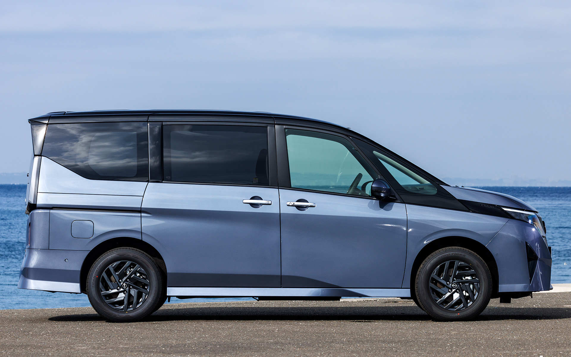 上位モデルのハイウェイスターとルキシオンは、フロントとリアはエアロバンパーを採用するほか、サイドシルスポイラーも完備