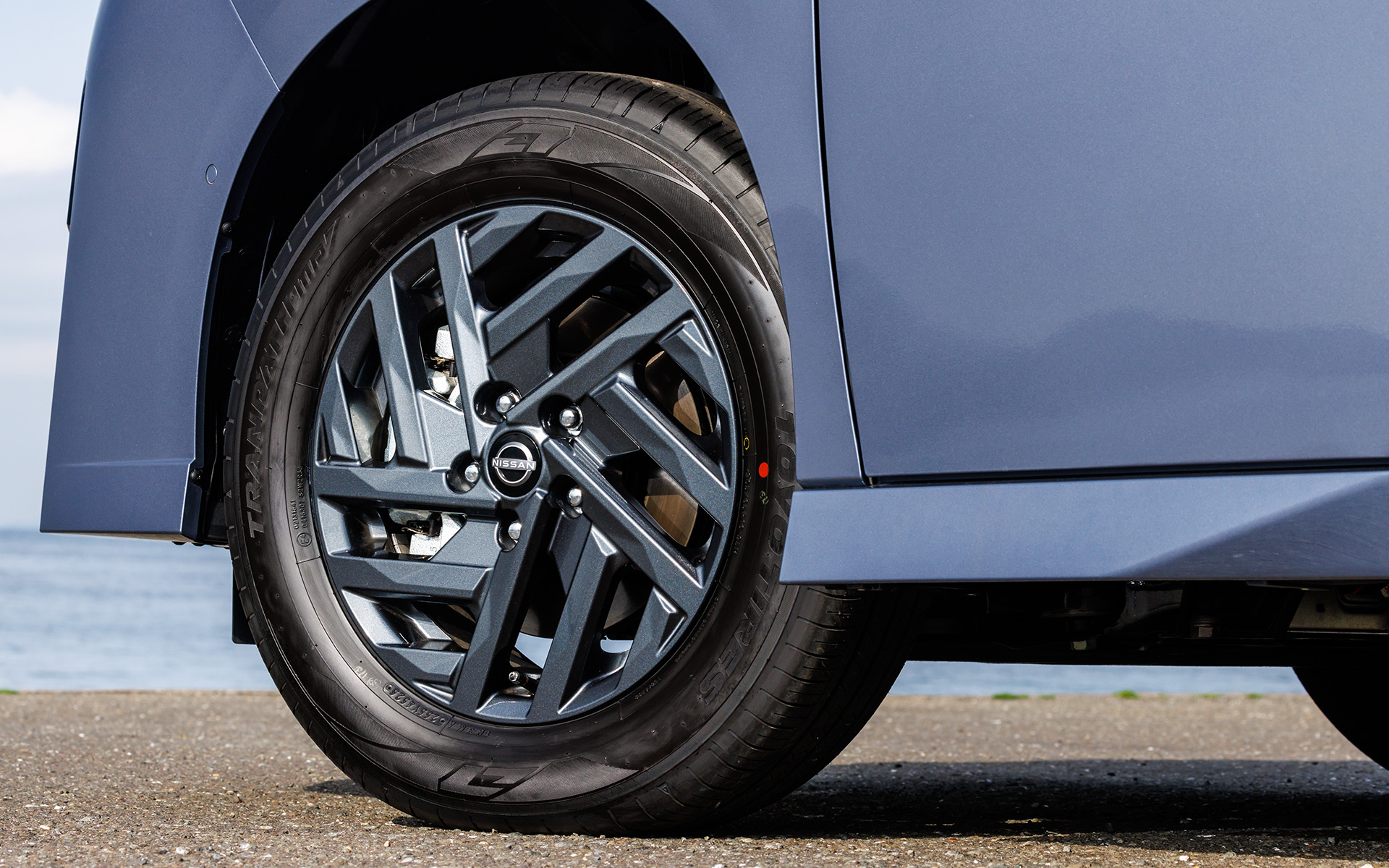 16インチ×6.0J（＋45）のアルミホイールを標準装備（XとXVパッケージはオプション設定）。試乗車のタイヤはミニバンのフラつきを制御し、しっかり感を実現するトーヨータイヤの「トランパスmp7」でサイズは205/65R16