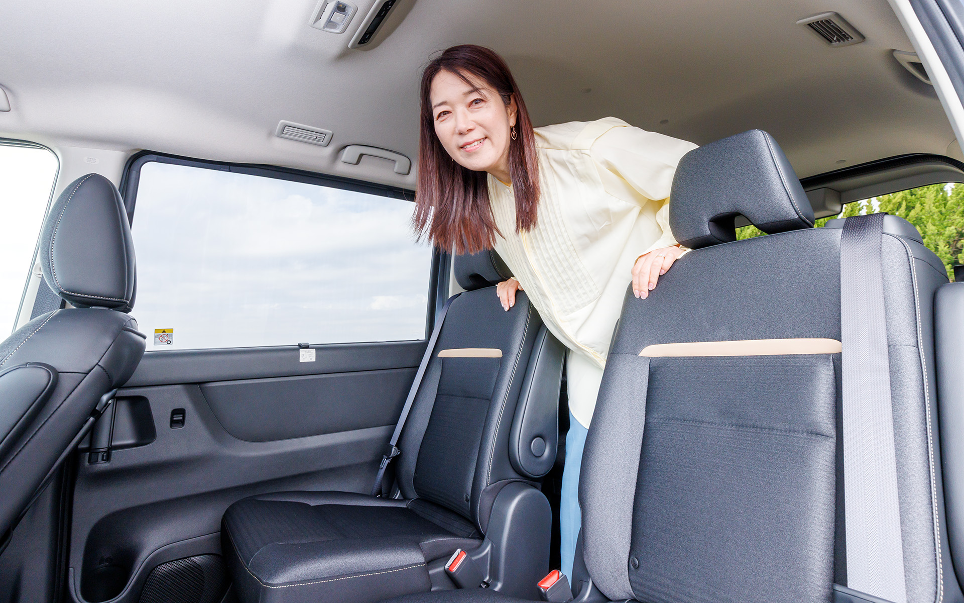 7人乗りは2列目がキャプテンシートになっているのでウォークイン、ウォークスルーも簡単