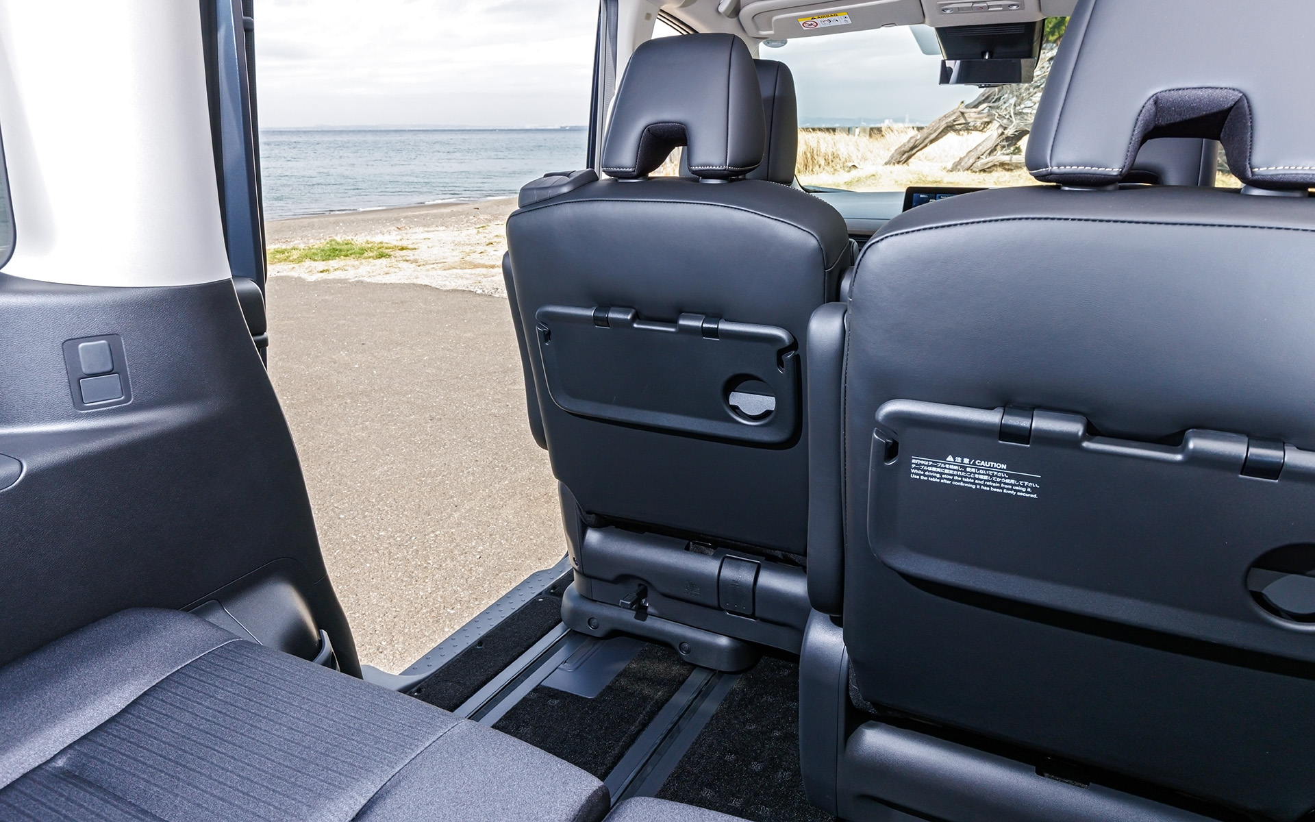 2列目シートは前後だけでなく左右方向も動かせるようになっていて、車両の中央に寄せれば3列目の乗降もさらにスムーズになる