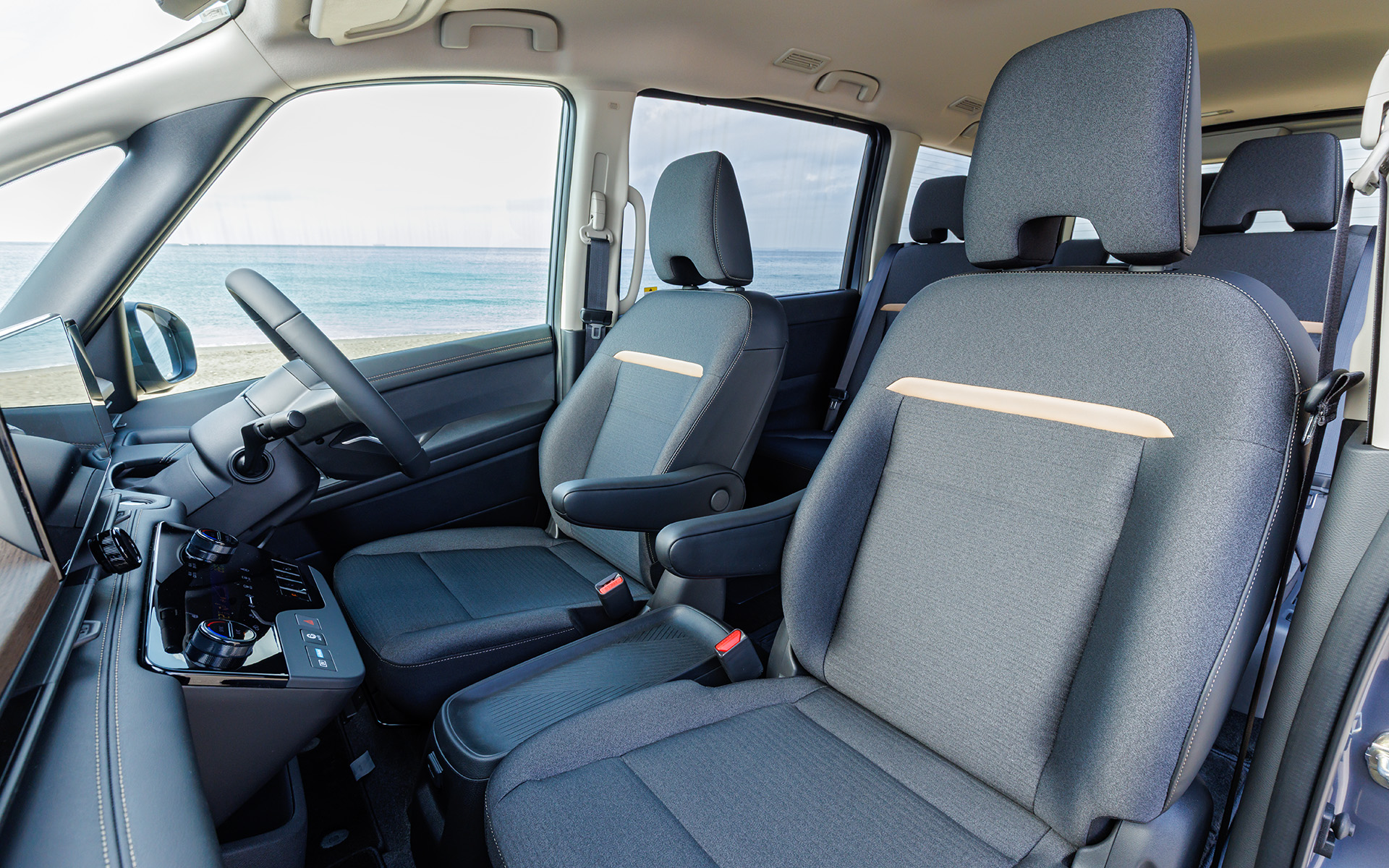 内装色はブラックで、シート素材はジャカード織物/トリコット（撥水加工）＆合皮コンビ