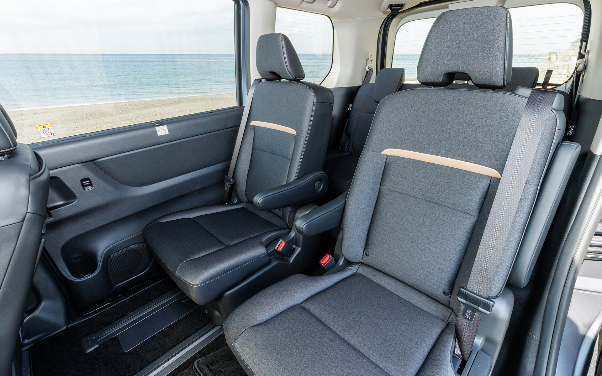 内装色はブラックで、シート素材はジャカード織物/トリコット（撥水加工）＆合皮コンビ