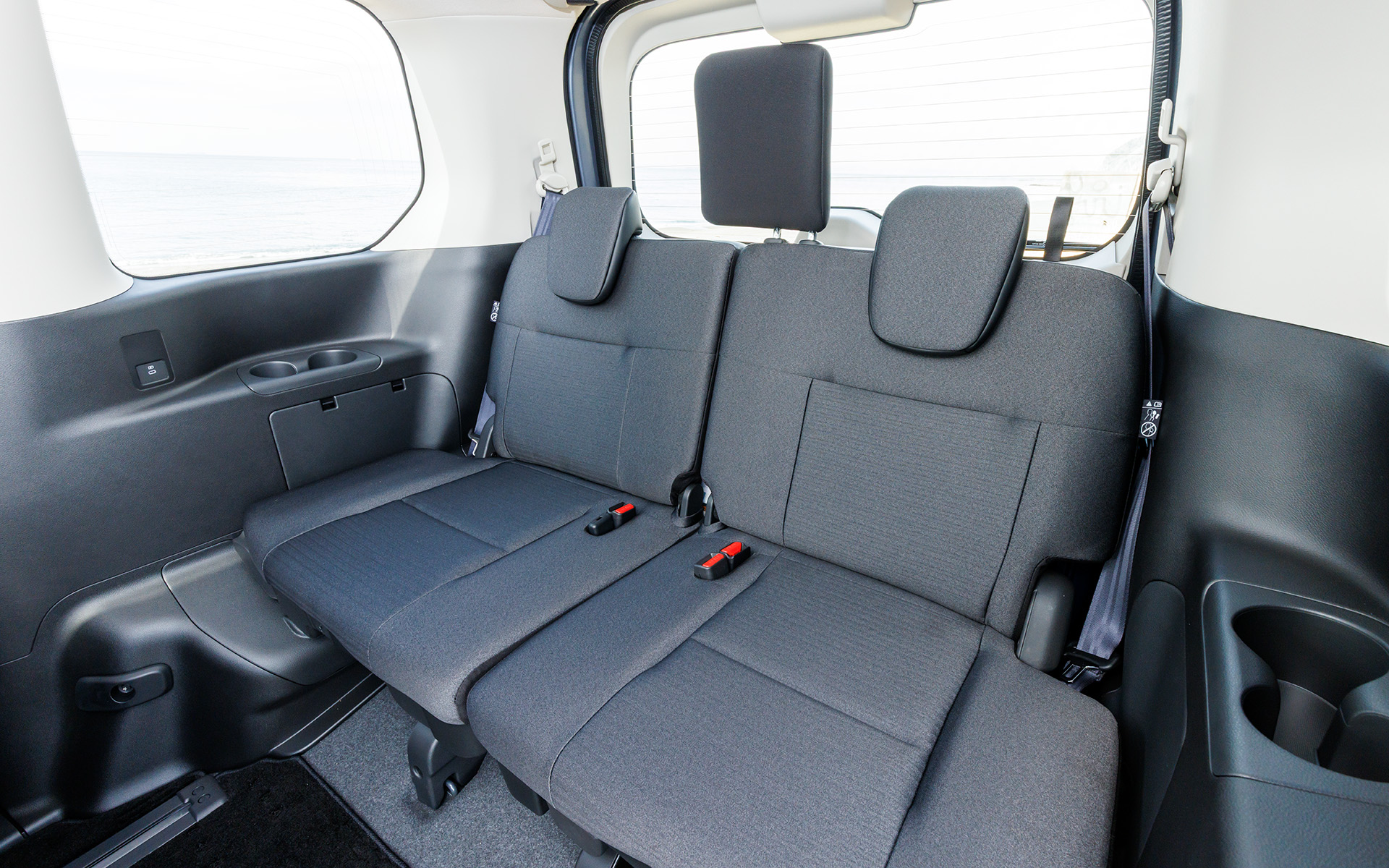 内装色はブラックで、シート素材はジャカード織物/トリコット（撥水加工）＆合皮コンビ