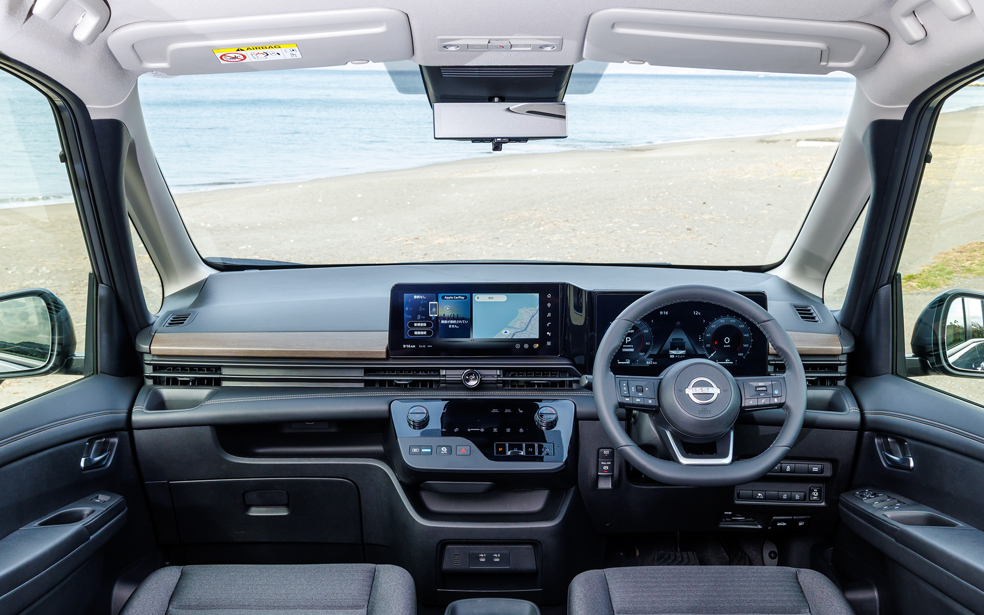 フロントウインドウは大きく、手前も奥もよく見えるので、前方視界は良好