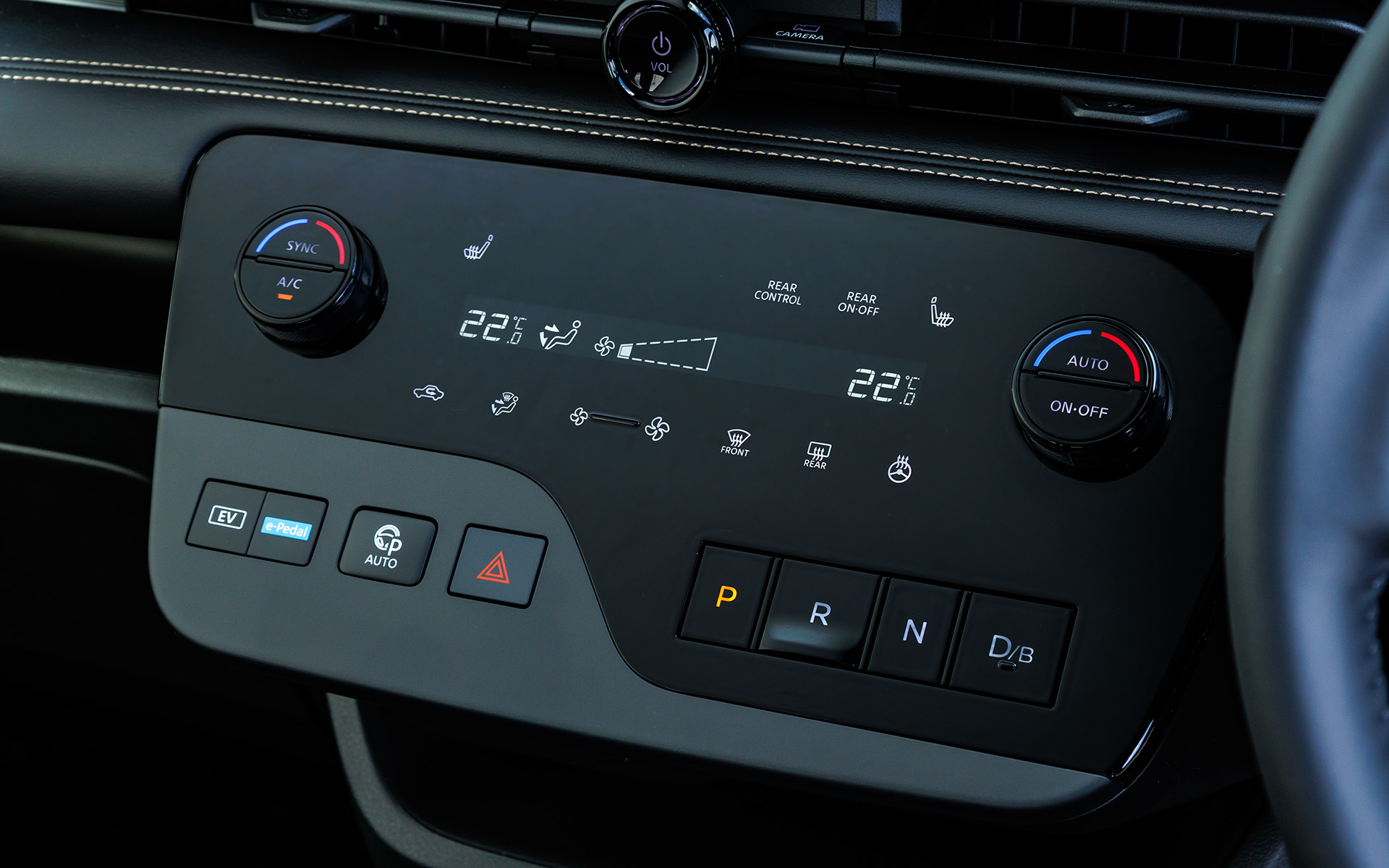 シフトボタンやエアコンスイッチまわりは高級感のあるピアノブラック仕様