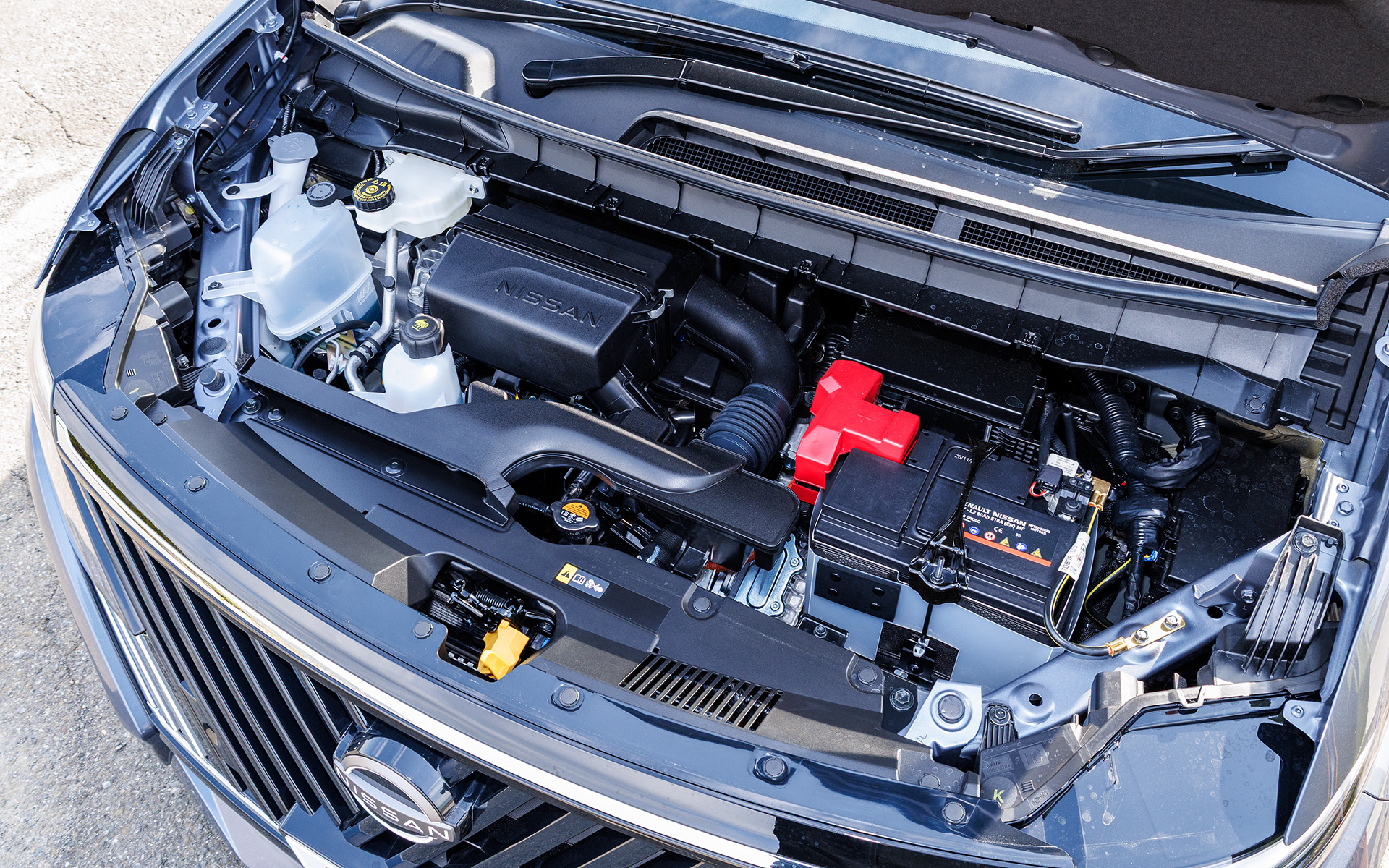 搭載する発電用エンジンは直列3気筒1.5リッター自然吸気ガソリンエンジン。最高出力は72kW（98PS）/5600rpm、最大トルクは123Nm/5600rpmを発生。駆動用モーターはフロント（EM57型）が最高出力120kW（163PS）、最大トルク315Nm、リア（MM48型）が最高出力60kW（82PS）、最大トルク195Nmを発生する。WLTCモード燃費は16.0km/L